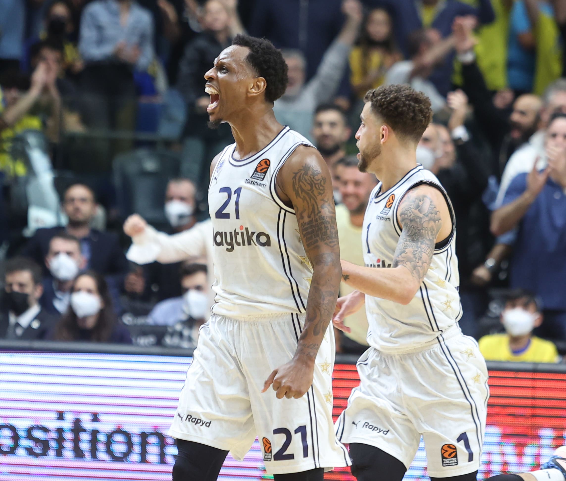 שחקן מכבי תל אביב ג'יימס נאנלי עם סקוטי ווילבקין