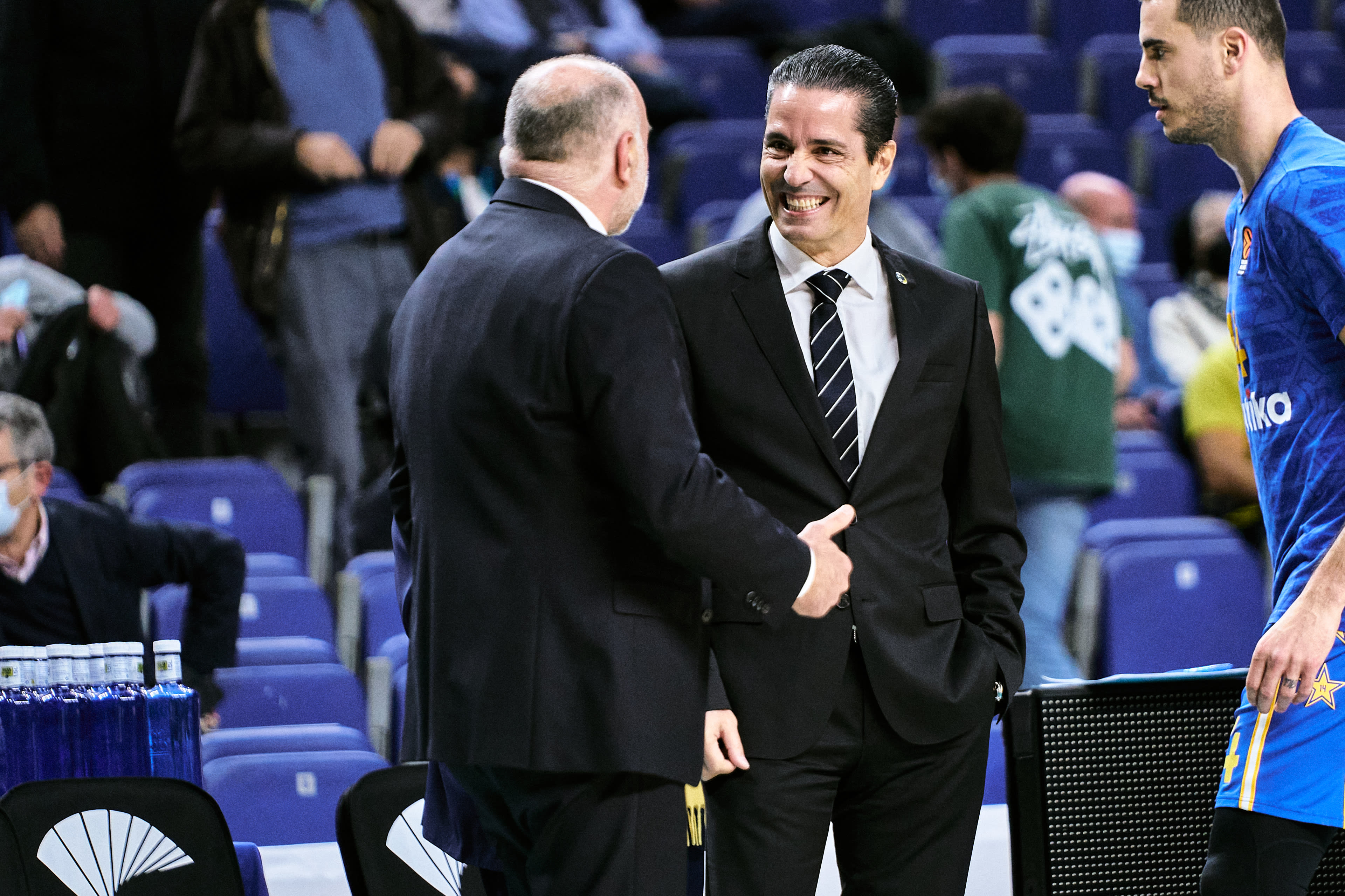 יאניס ספרופולוס מאמן מכבי תל אביב עם פאבלו לאסו מאמן ריאל מדריד