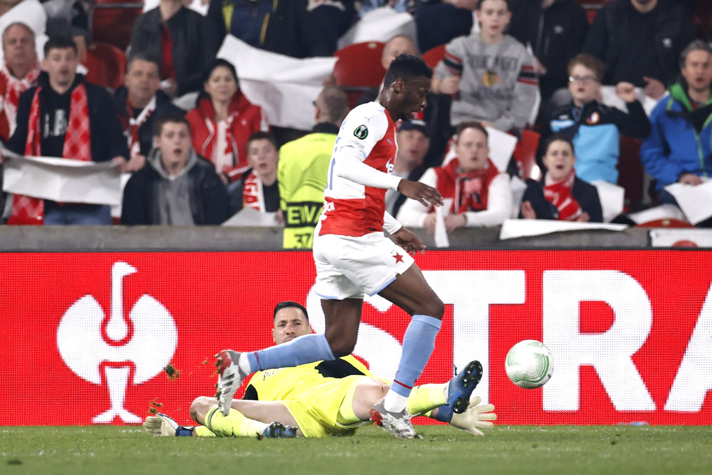 איברהימה טראורה שחקן סלביה פראג כובש מול אופיר מרציאנו שוער פיינורד