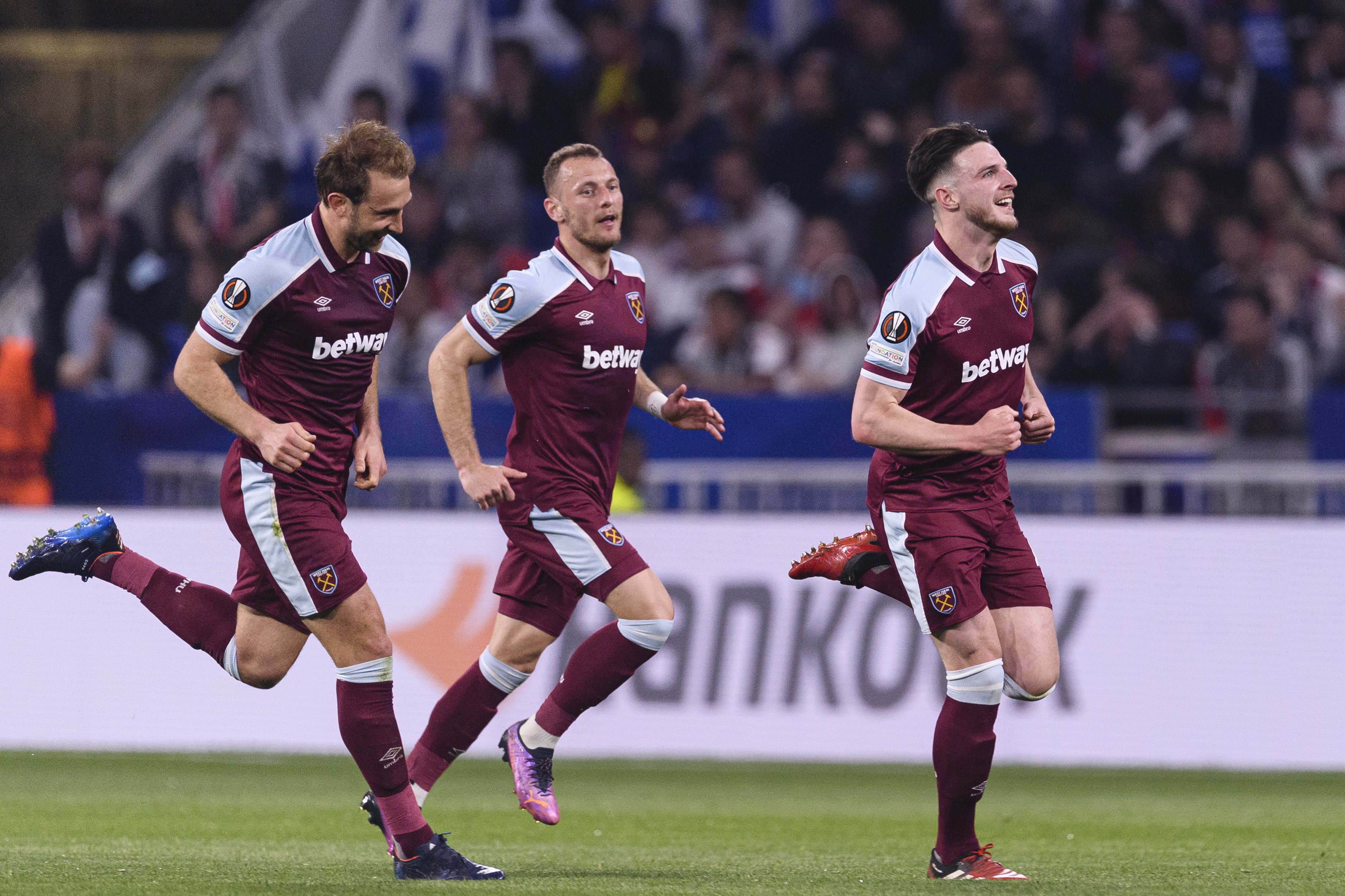 שחקני ווסטהאם חוגגים