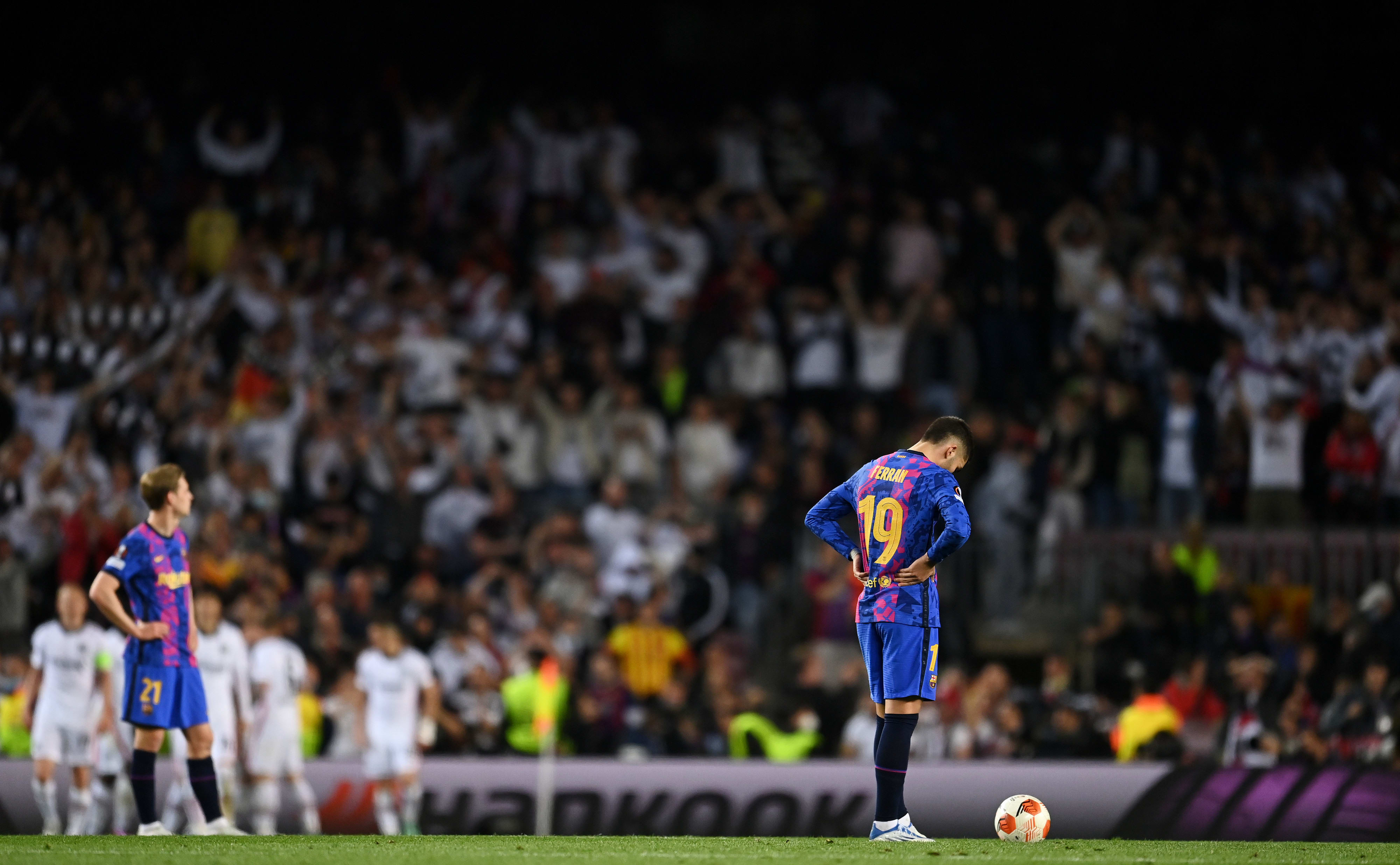 שחקן ברצלונה פראן טורס על רקע יציע אוהדי פרנקפורט