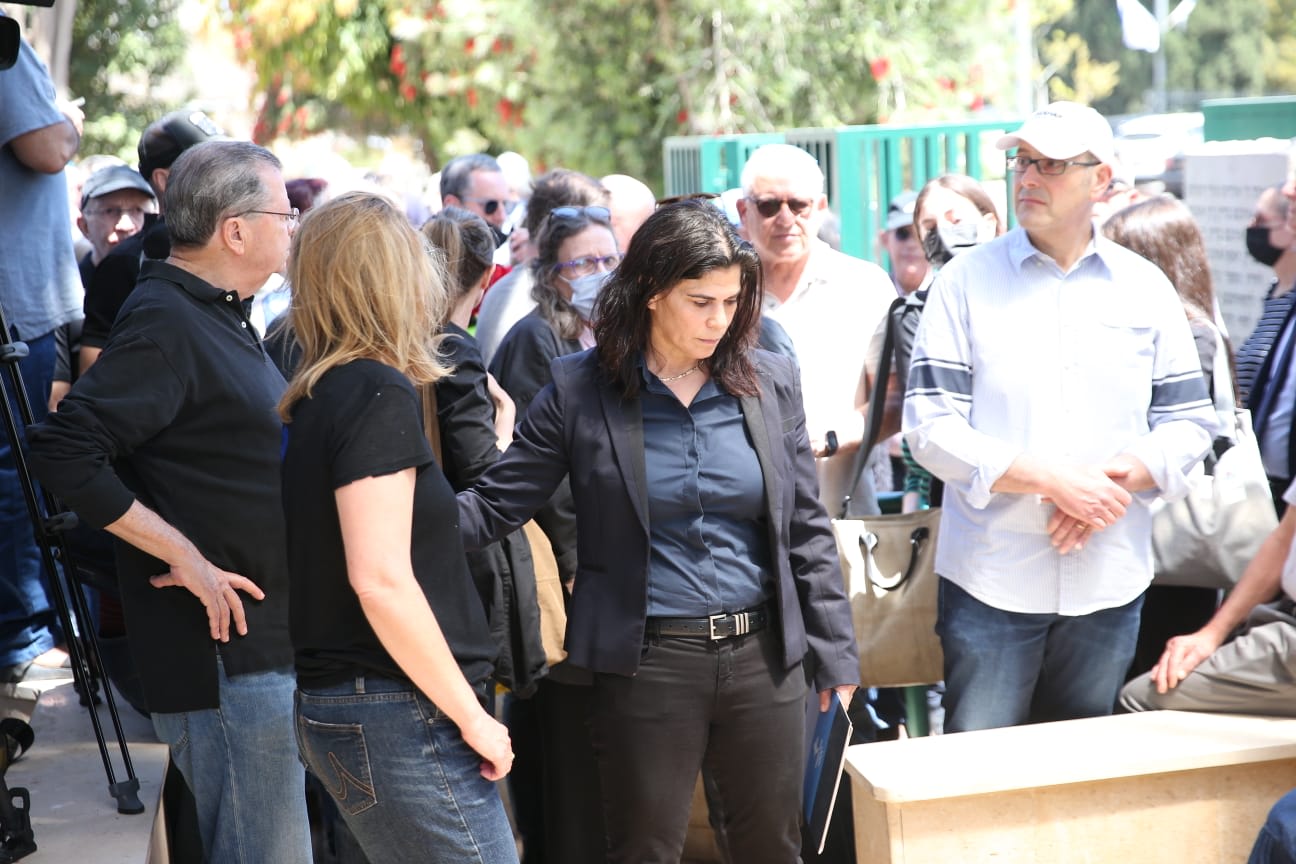 יעל ארד בהלוויתו של אלכס גלעדי