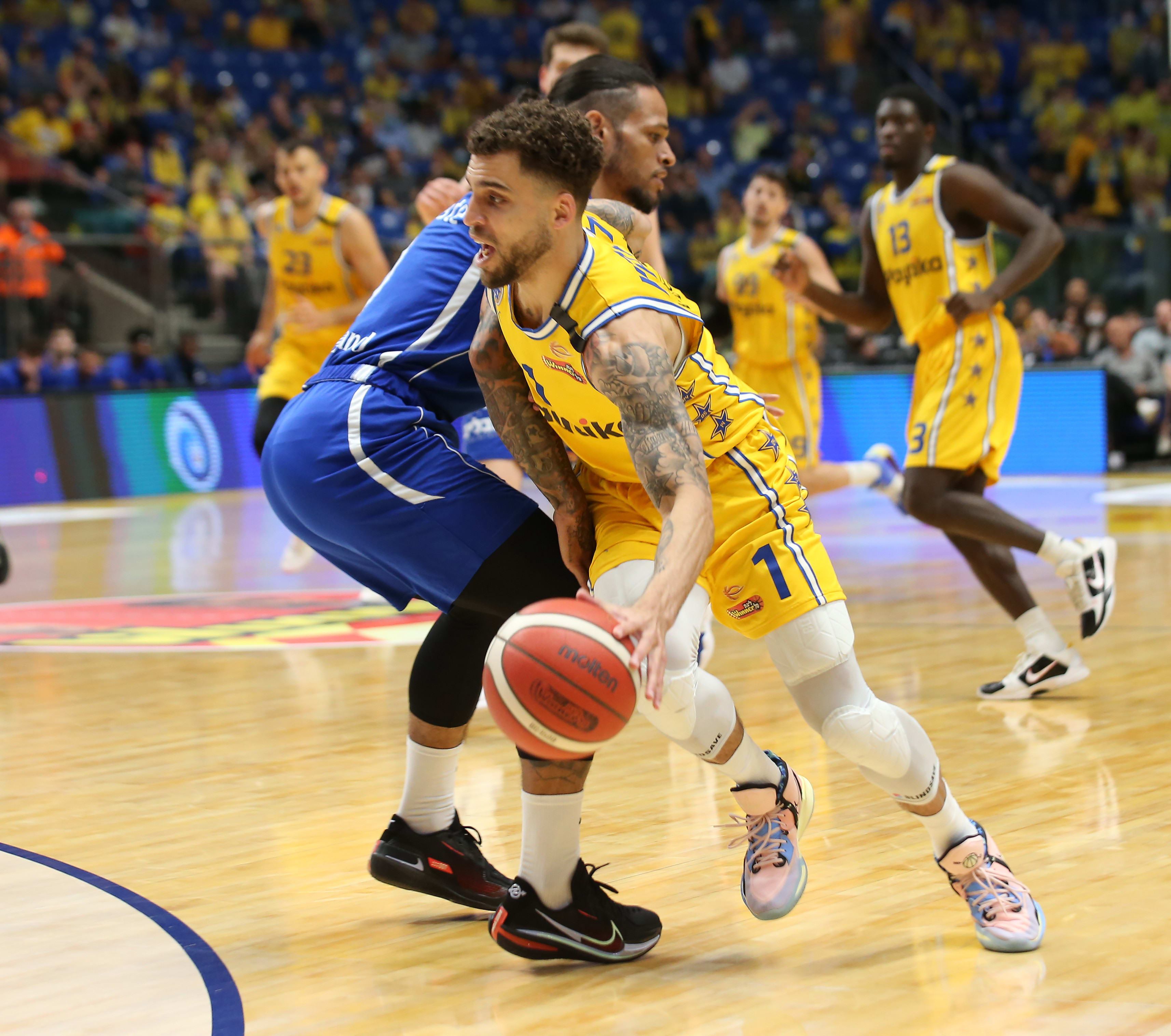 סקוטי ווילבקין, מכבי תל אביב, מול כריס באב, בני הרצליה