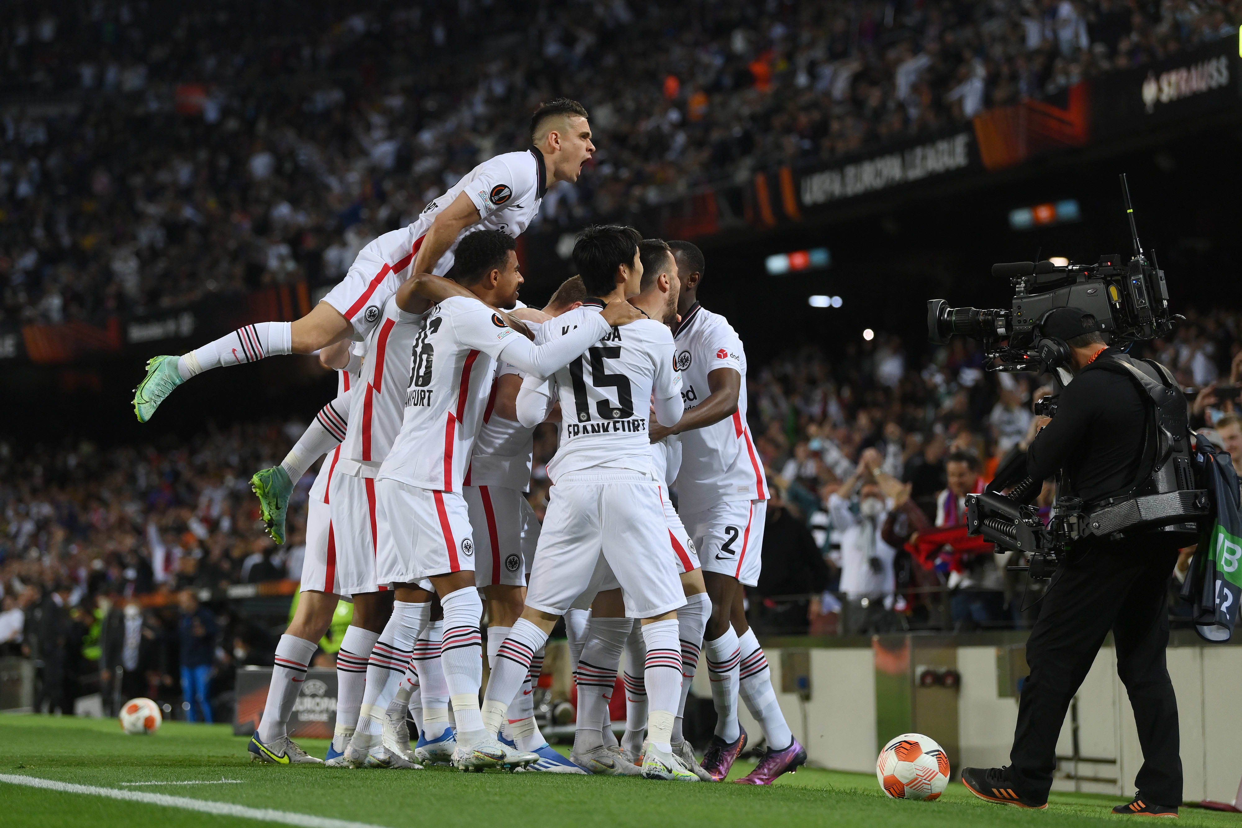 שחקני איינטרכט פרנקפורט חוגגים שער נגד ברצלונה