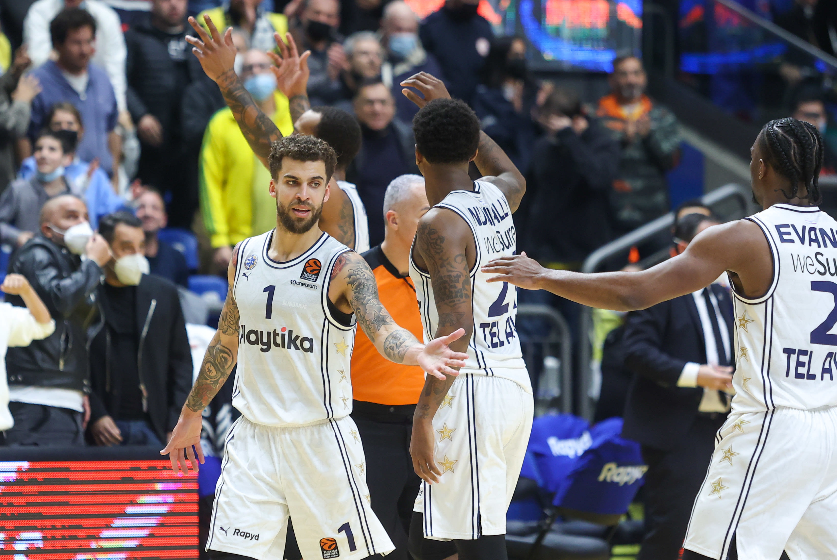 שחקן מכבי תל אביב סקוטי ווילבקין עם ג'יימס נאנלי, קינן אוואנס