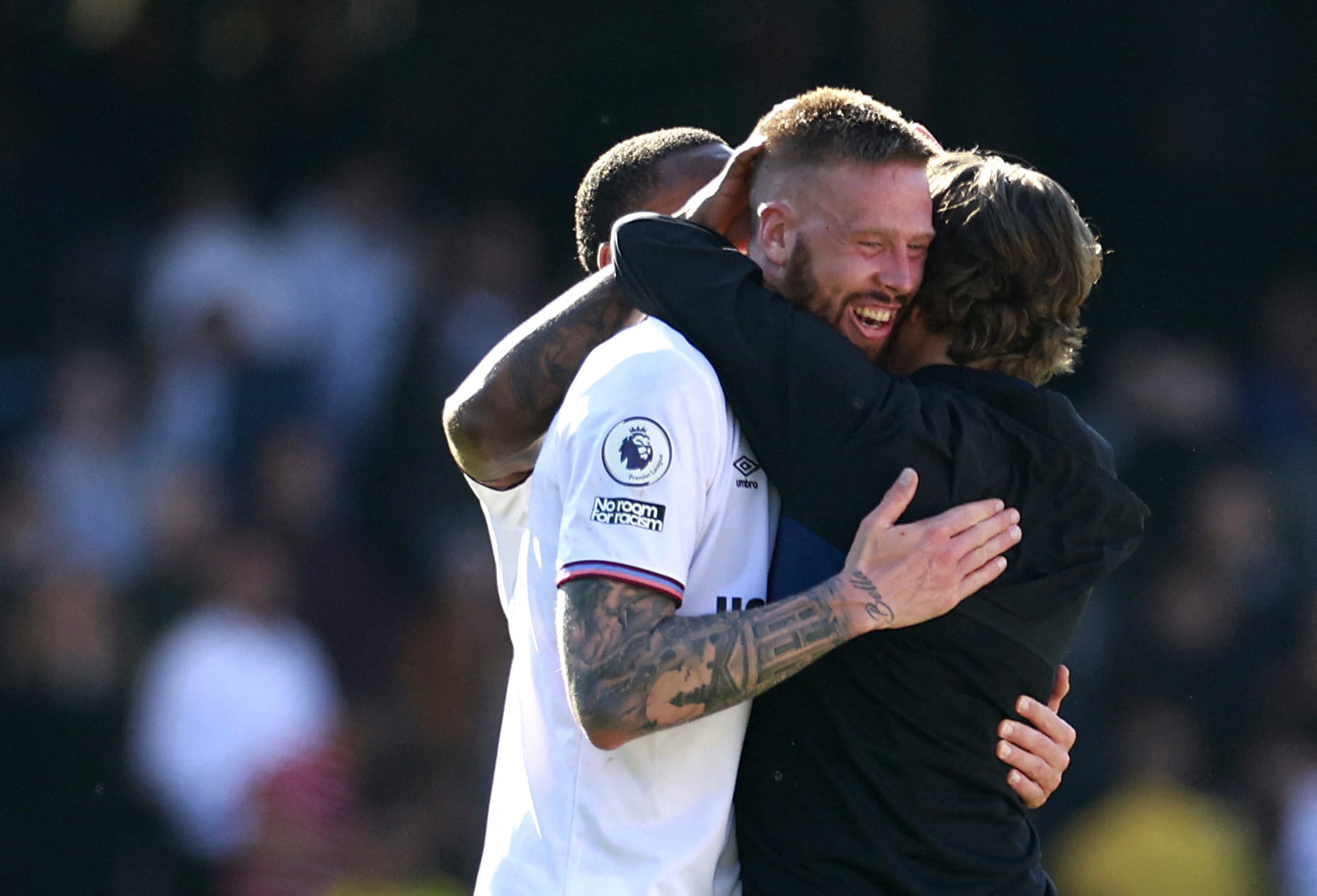 פונטוס יאנסון שחקן ברנטפורד עם מאמנו תומאס פרנק