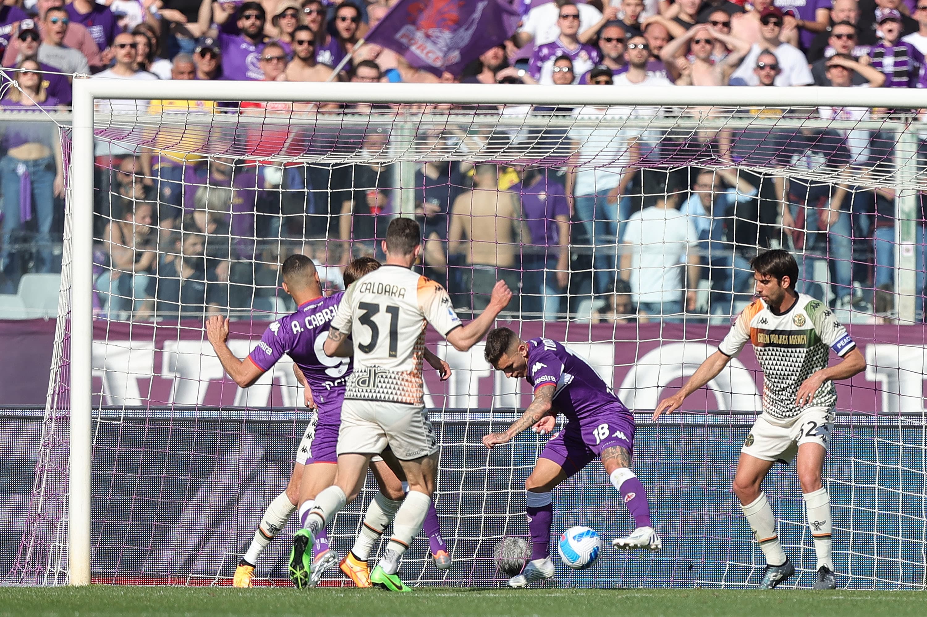 לוקאס טוריירה שחקן פיורנטינה כובש לרשת ונציה