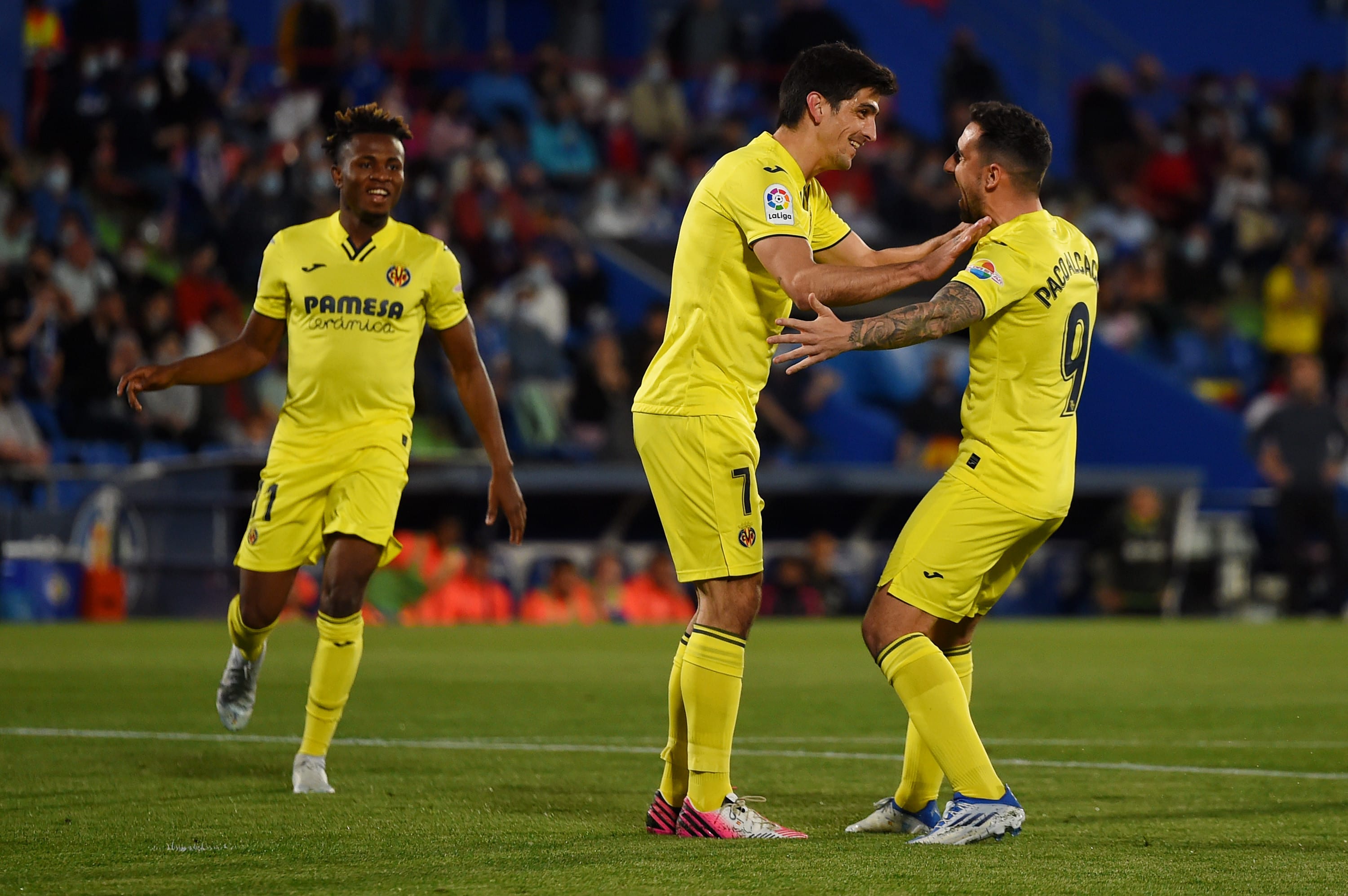 פאקו אלקאסר עם ג'רארד מורנו שחקני ויאריאל חוגגים