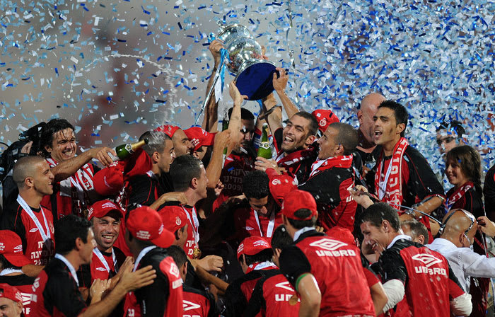 שחקני הפועל תל אביב חוגגים זכייה בגביע המדינה