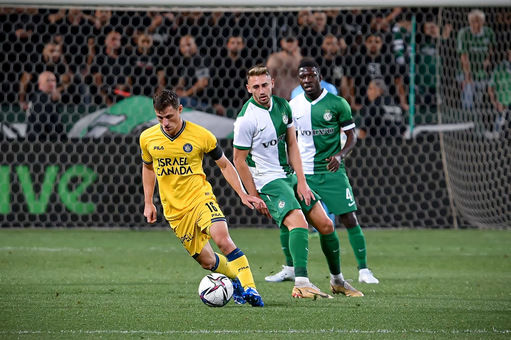 גבי קניקובסקי שחקן מכבי תל אביב מול עומר אצילי שחקן מכבי חיפה