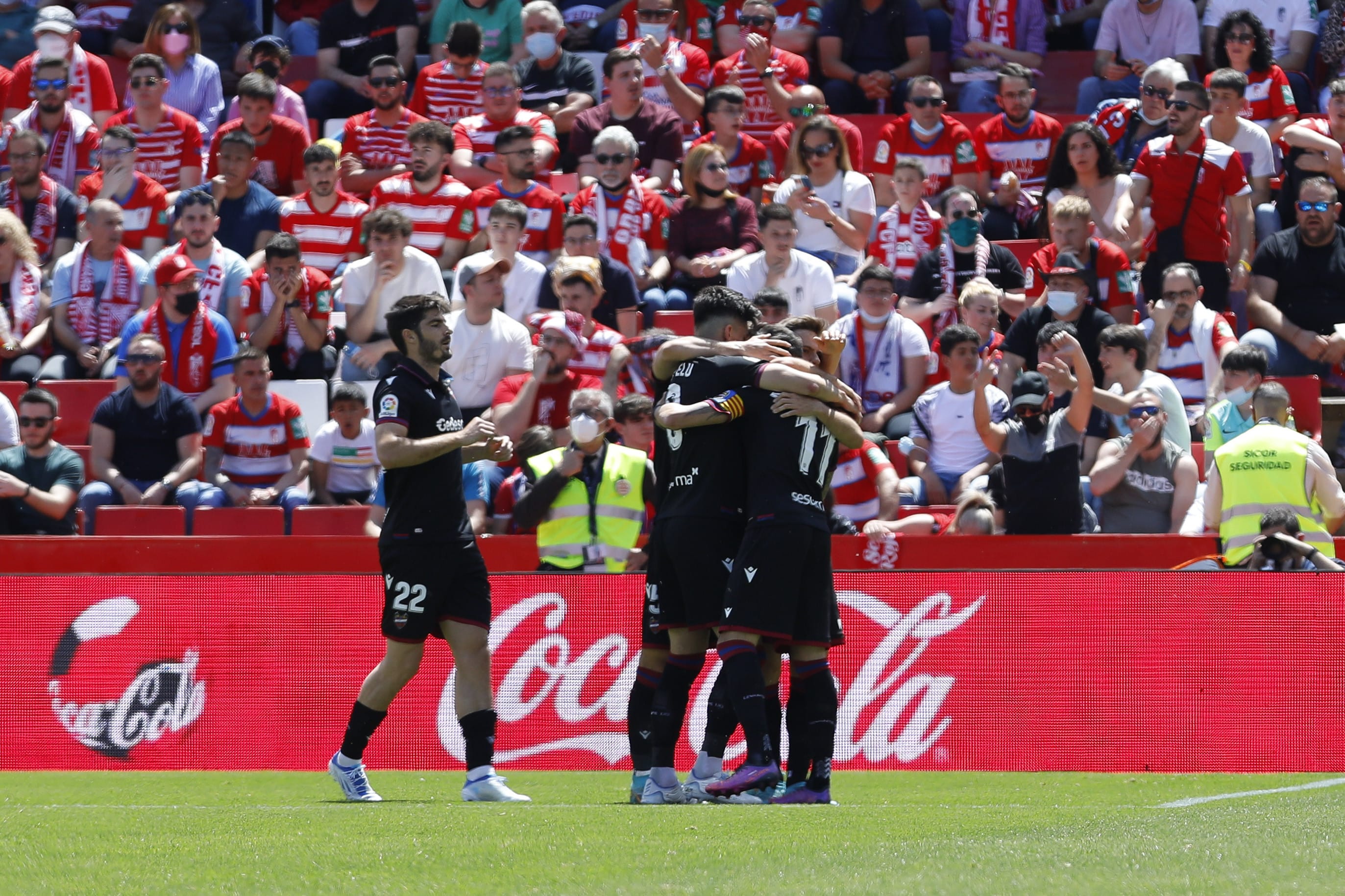 שחקני לבנטה חוגגים עם דני גומס