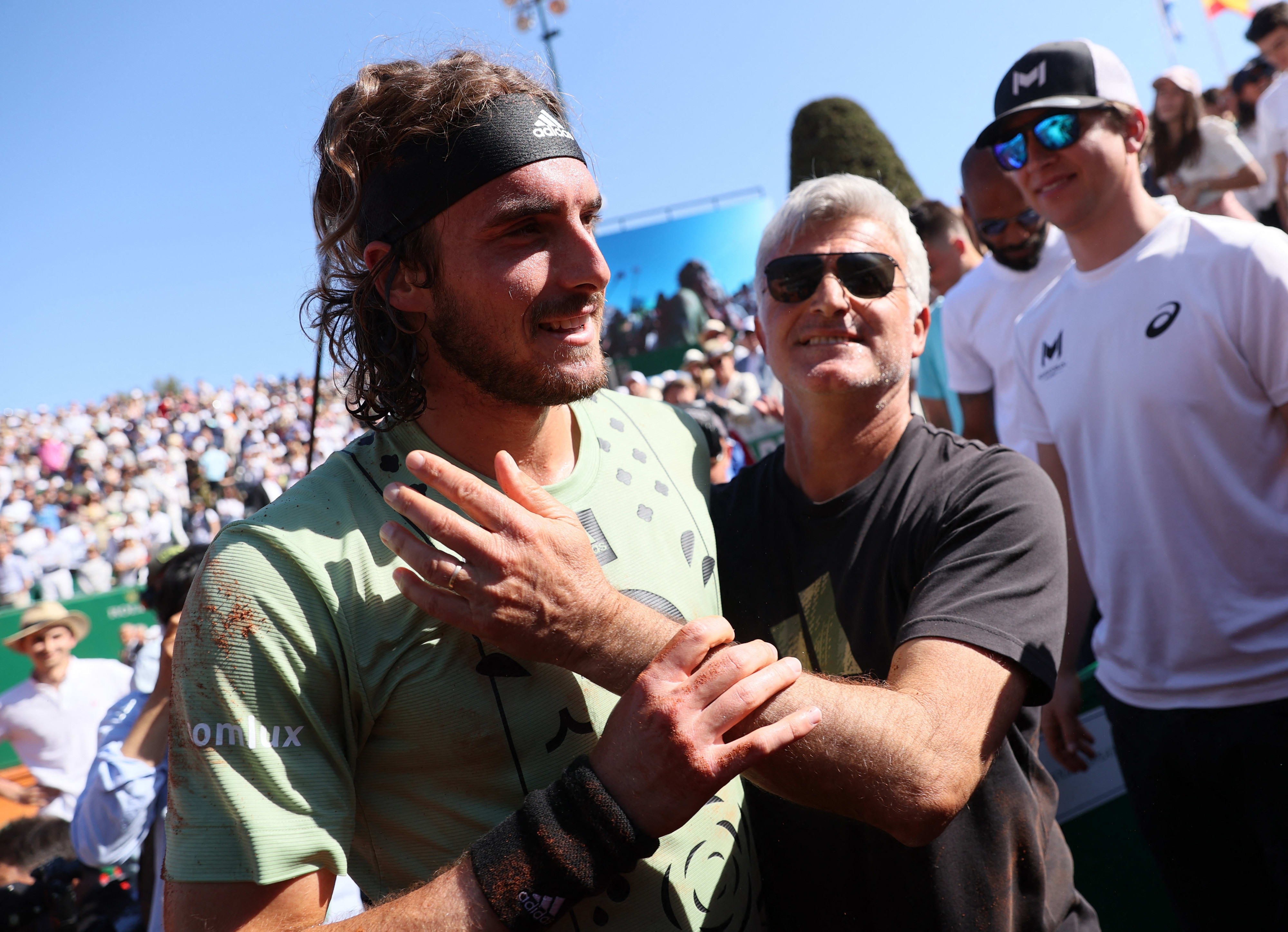 סטפנוס ציציפאס טניסאי יווני חוגג עם אביו