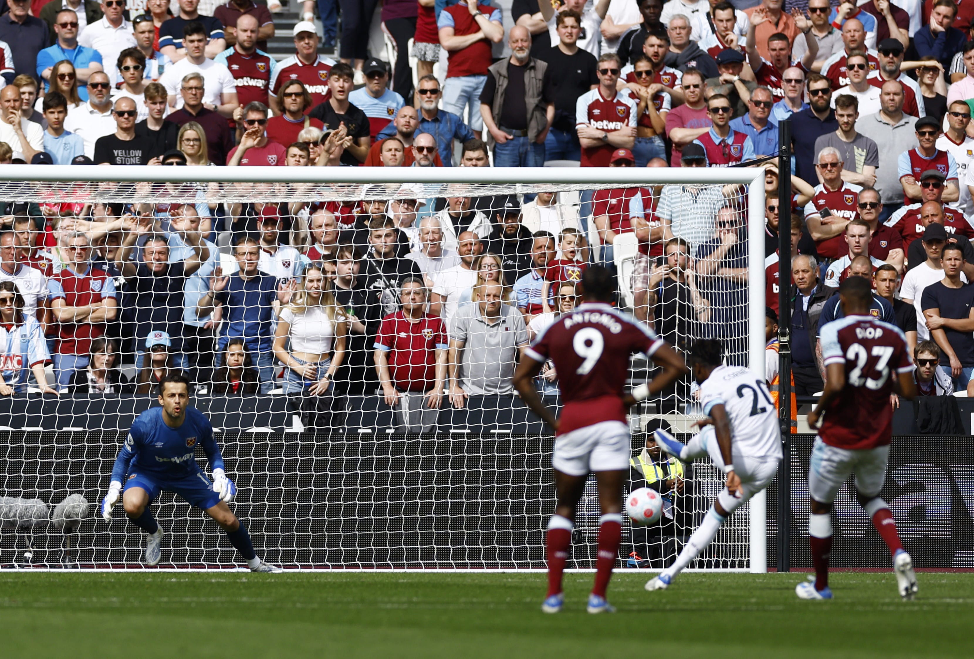 מקסוול קורנה שחקן ברנלי מחמיץ פנדל מול ווסטהאם