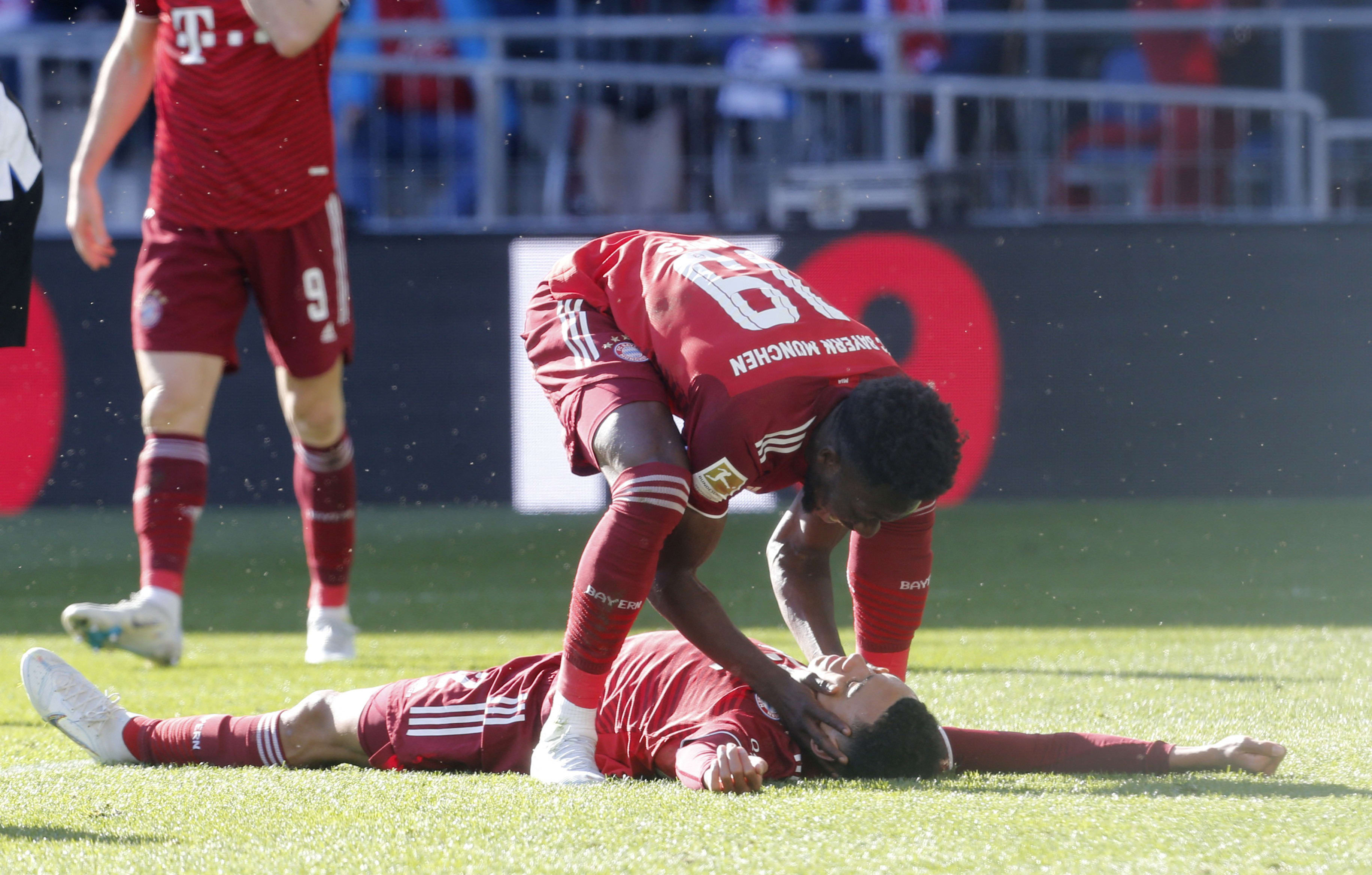 שחקן באיירן מינכן אלפונסו דייויס חוגג שער של ג'מאל מוסיאלה