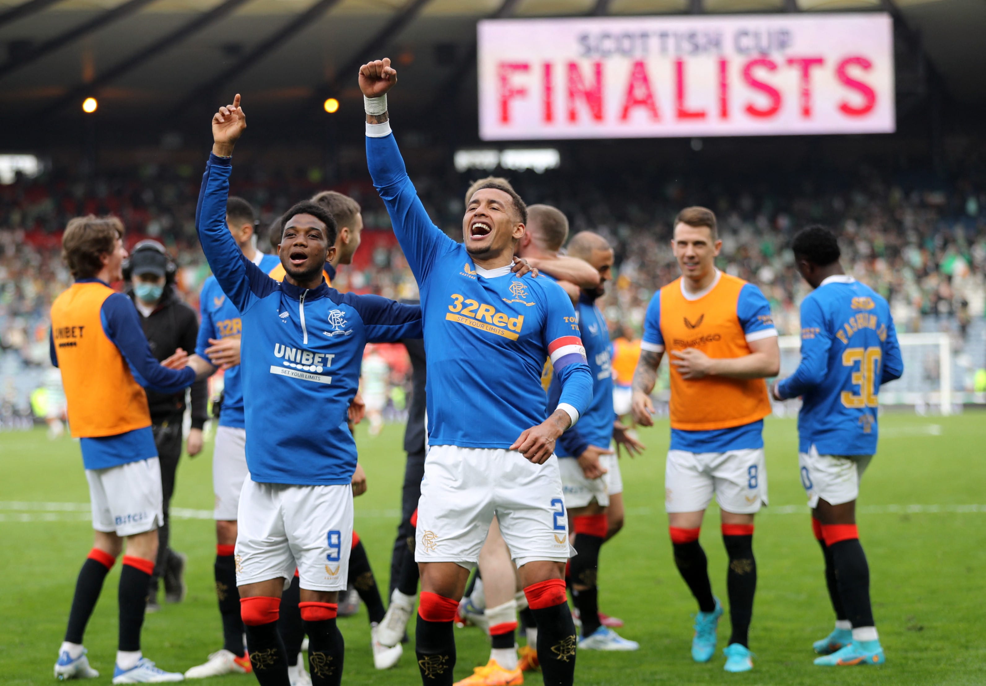 ג'יימס טאברנייר (מימין) עם אמאד דיאלו שחקני ריינג'רס חוגגים