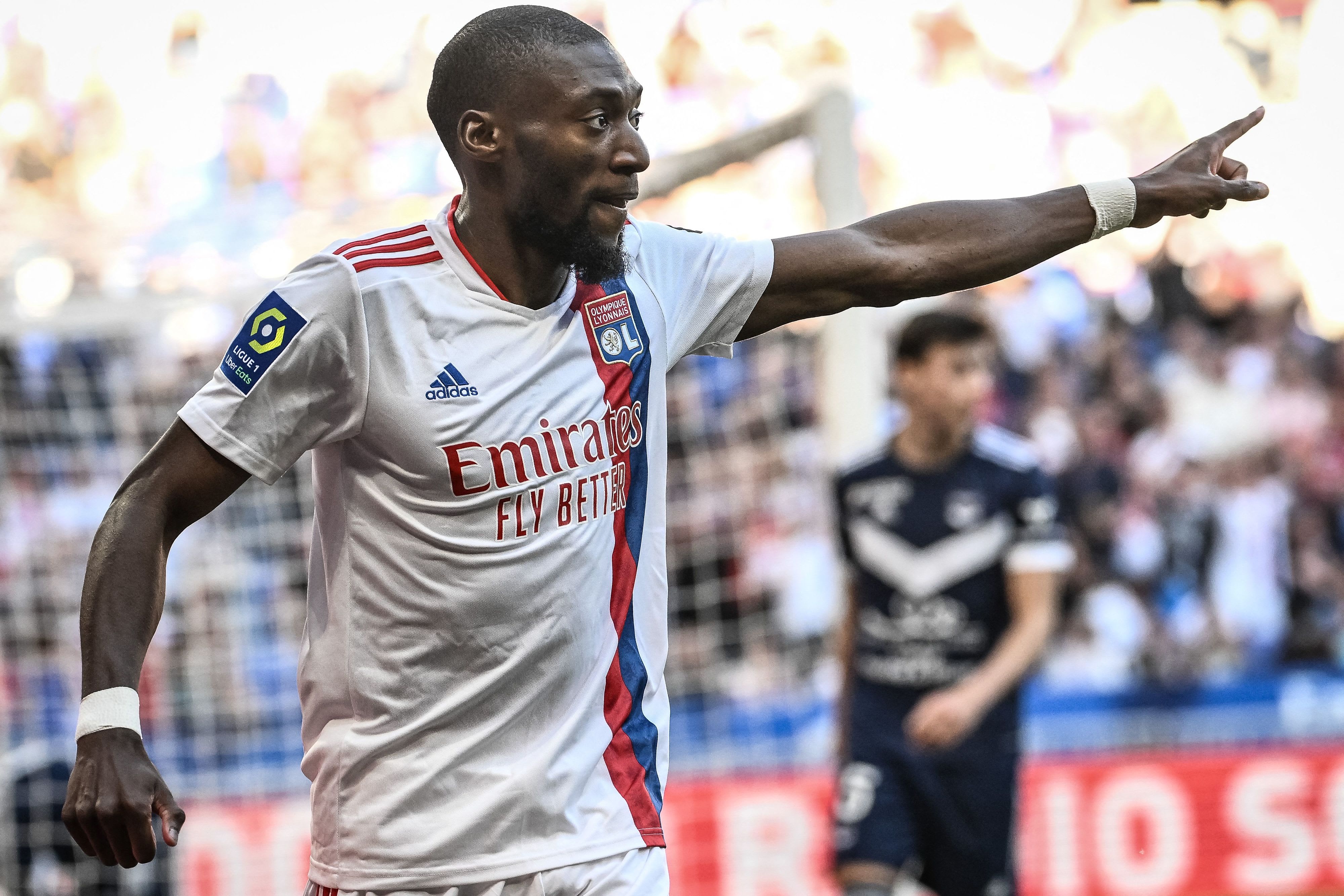 קרל טוקו אקמבי שחקן ליון חוגג שער