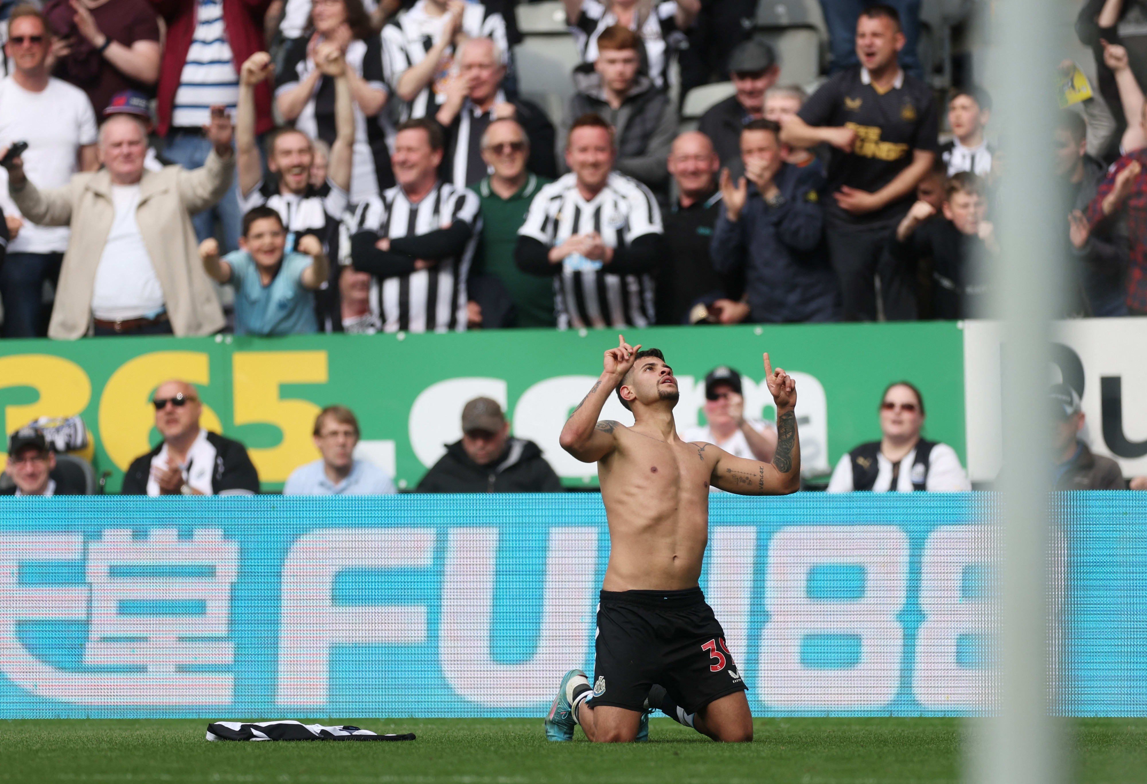 ברונו גימראייש שחקן ניוקאסל חוגג שער