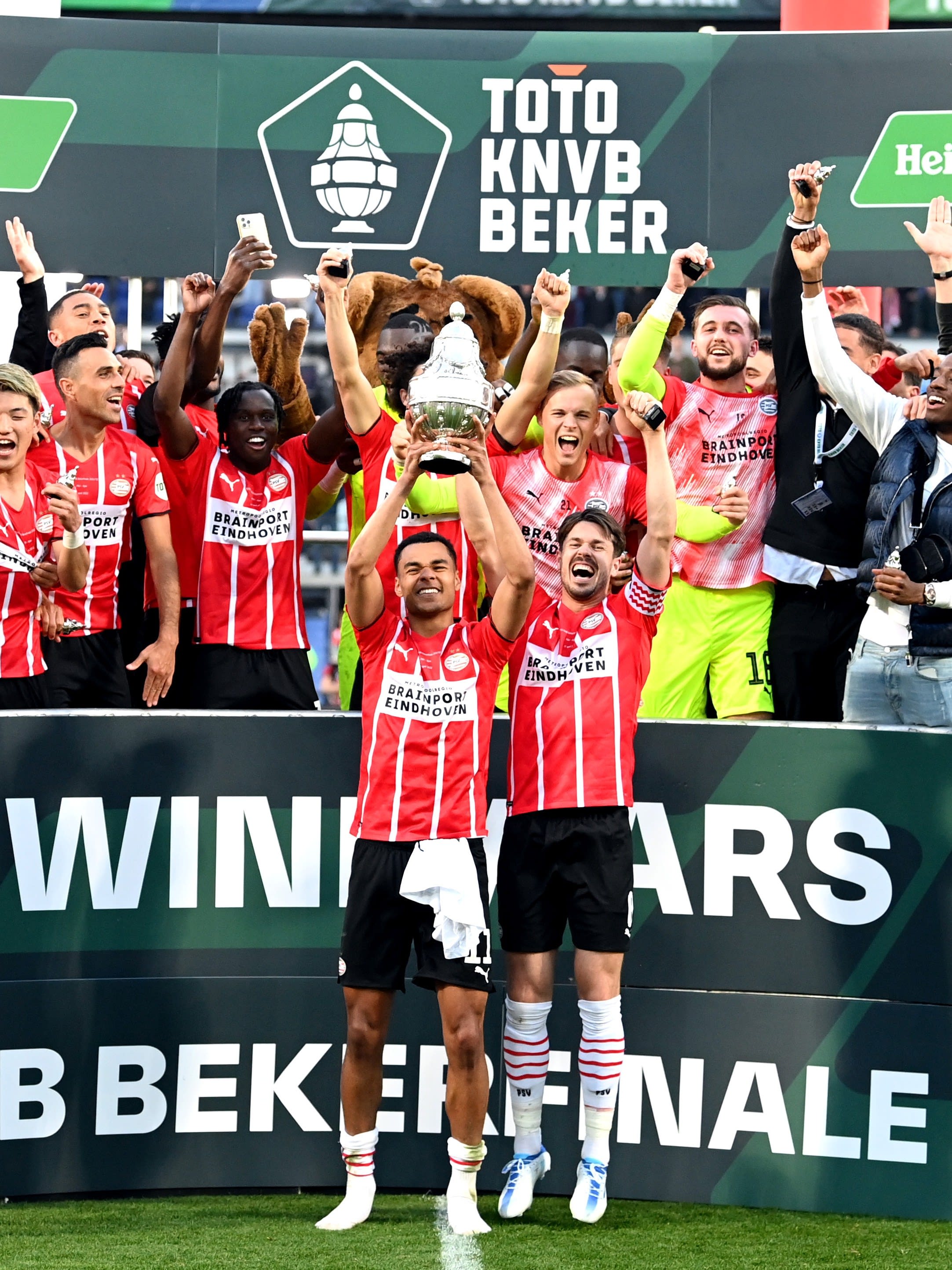 שחקני פ.ס.וו איינדהובן עם הגביע ההולנדי