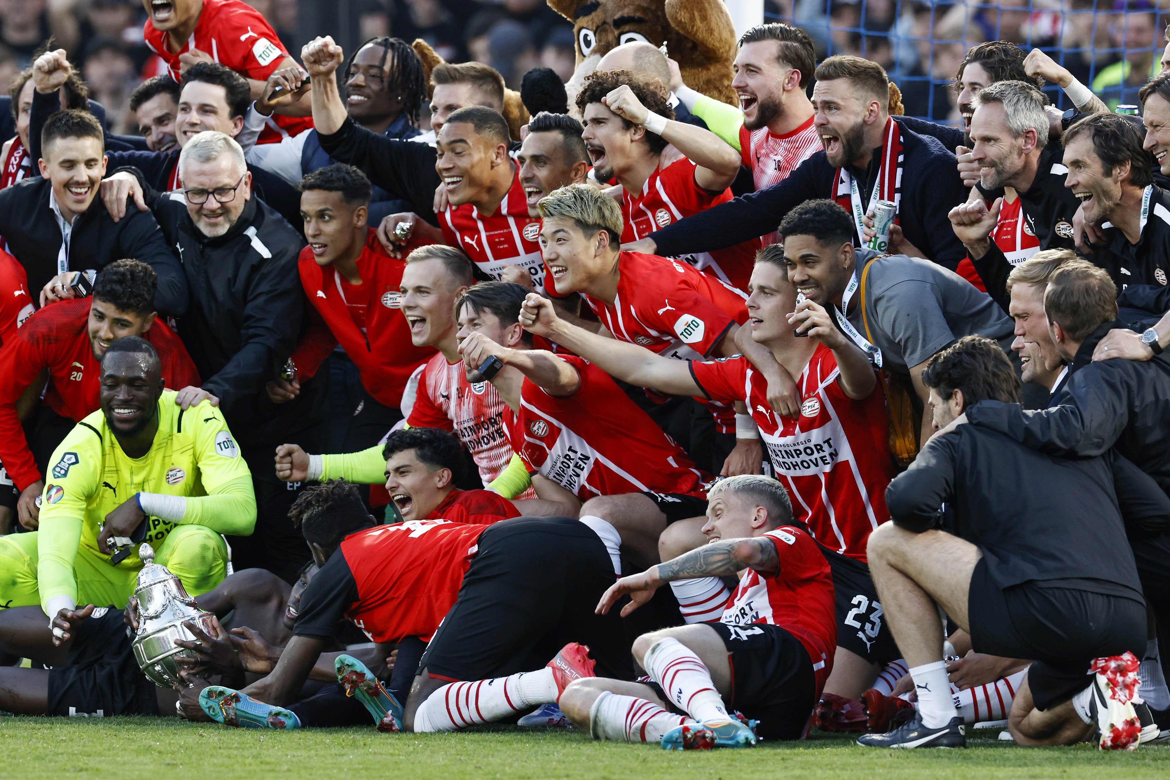 שחקני פ.ס.וו איינדהובן חוגגים זכייה בגביע ההולנדי