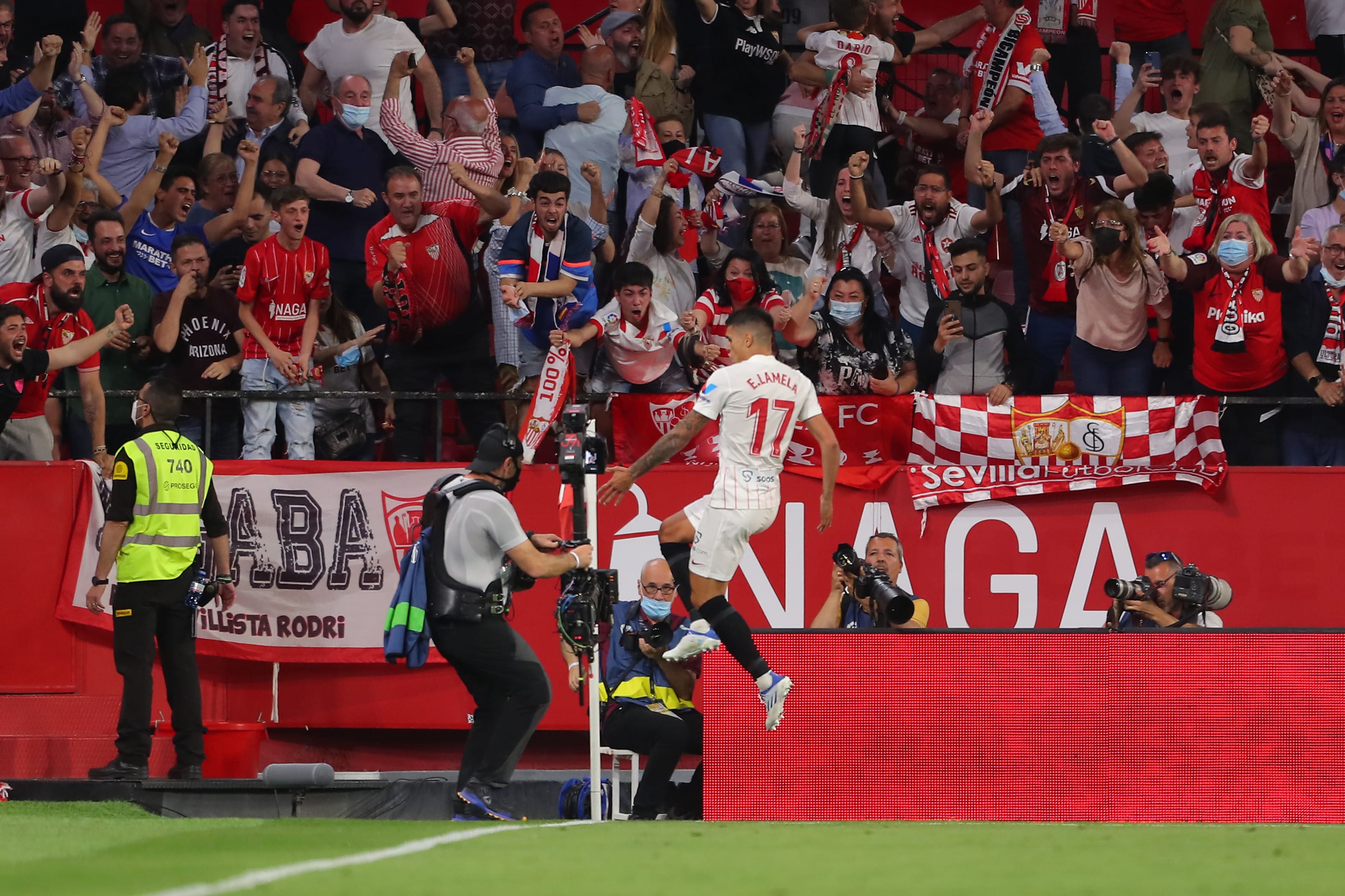 שחקן סביליה אריק לאמלה חוגג שער