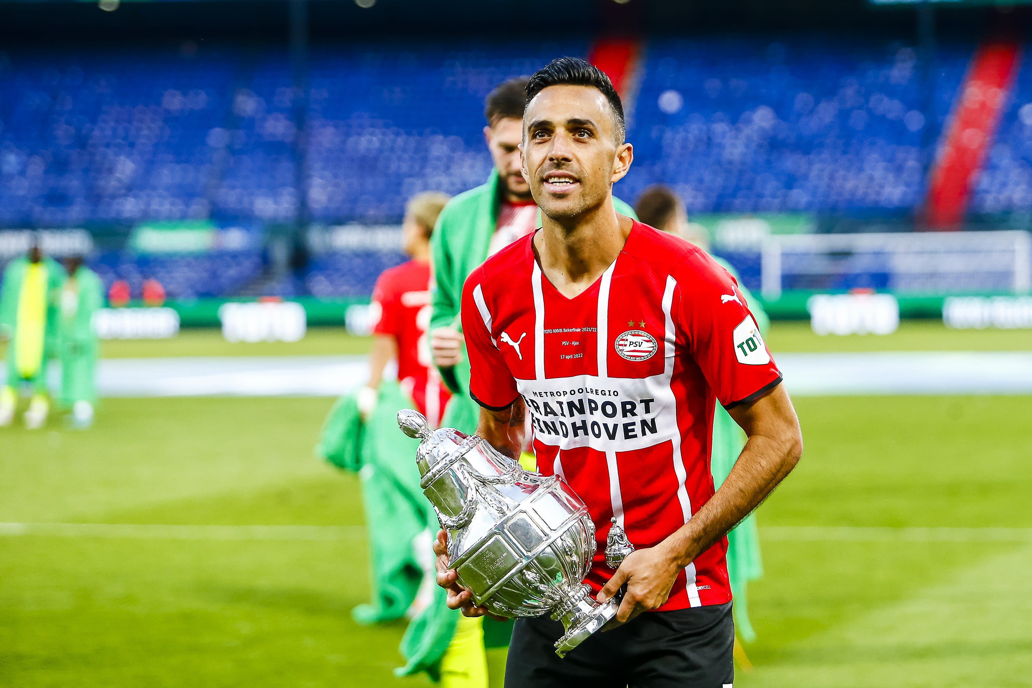 שחקן פ.ס.וו איינדהובן ערן זהבי עם הגביע ההולנדי