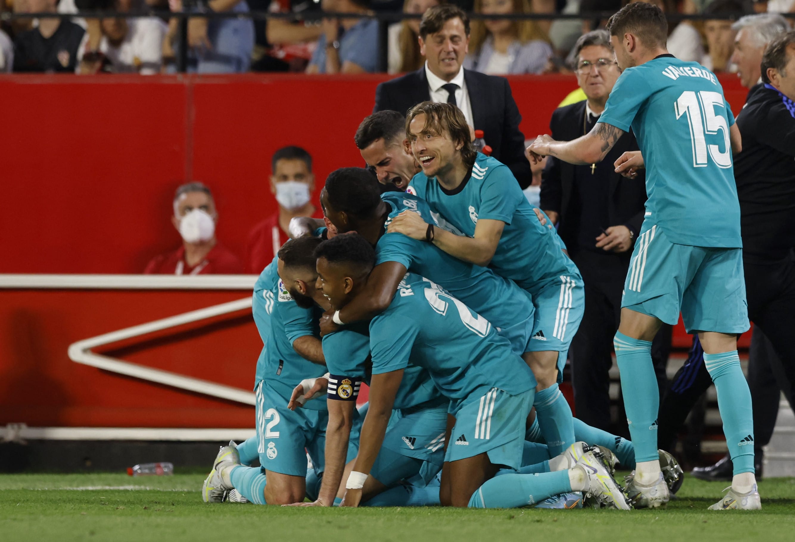 שחקני ריאל מדריד חוגגים את הניצחון הגדול בסביליה