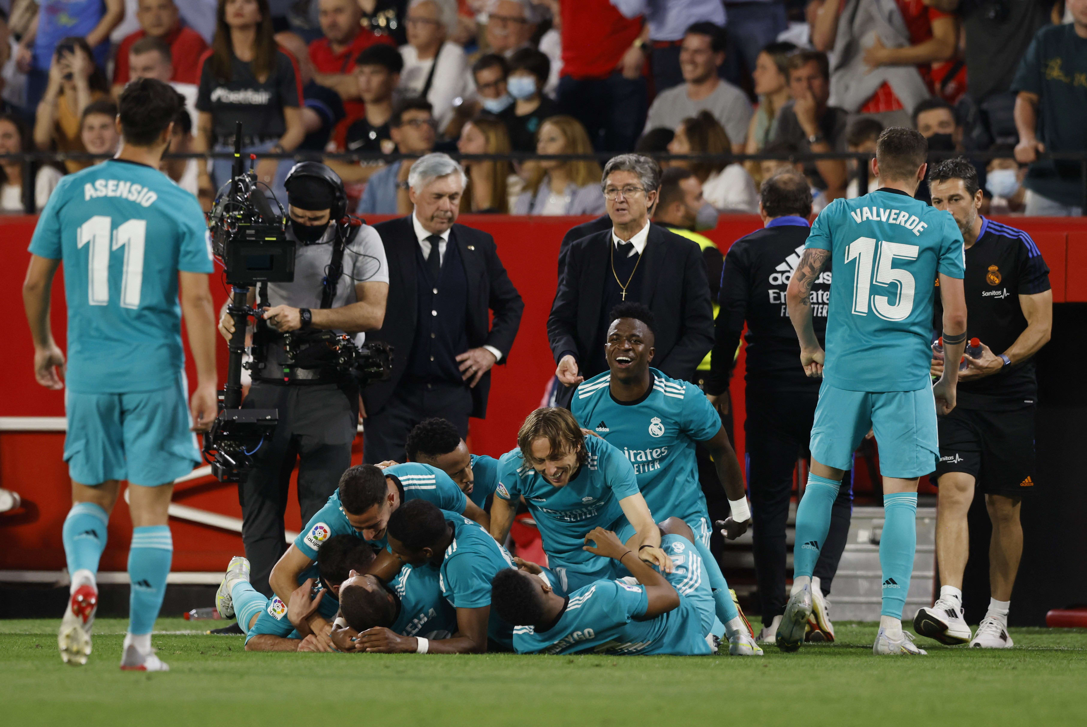 שחקני ריאל מדריד חוגגים את הניצחון הגדול בסביליה