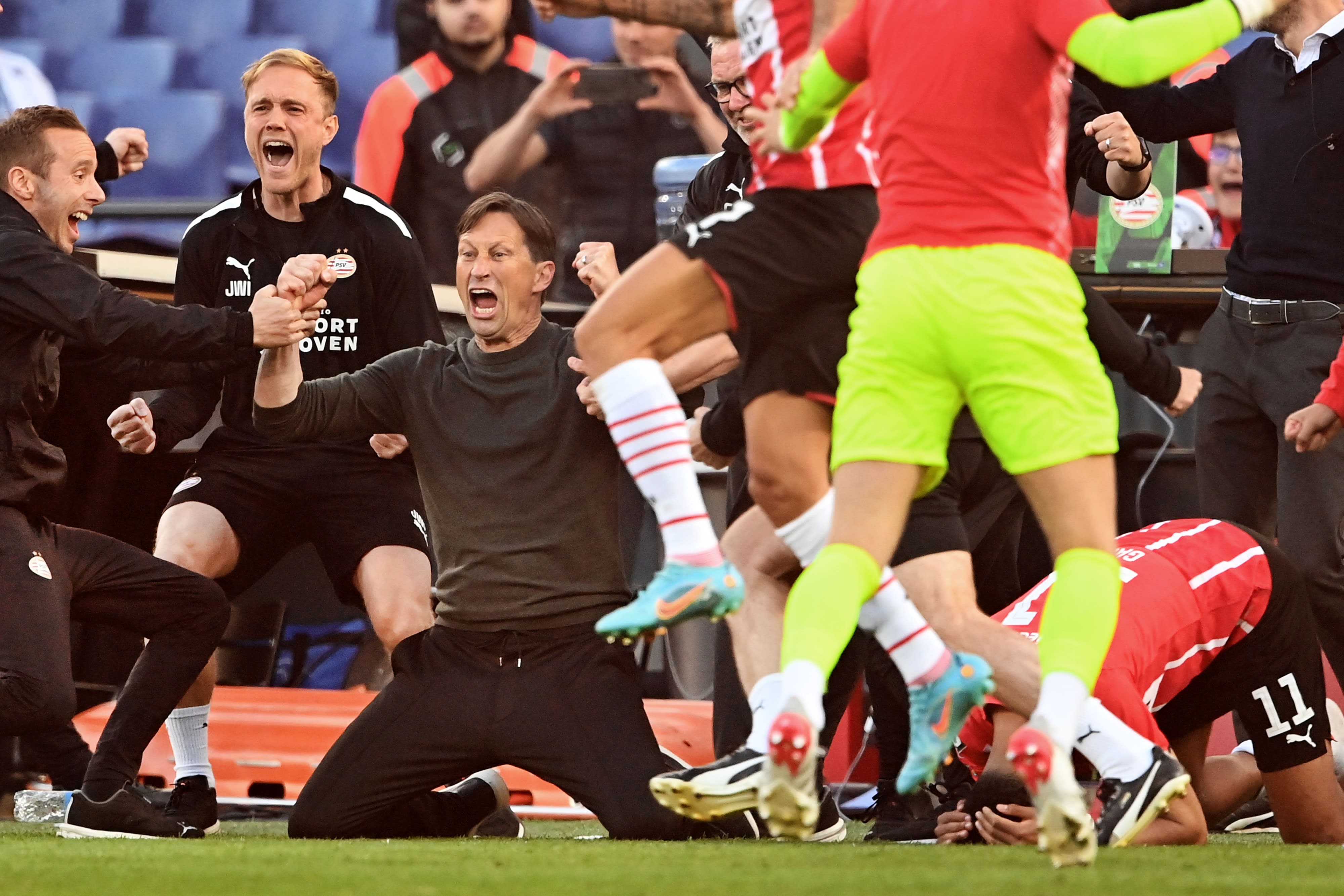 מאמן פ.ס.וו איינדהובן רוג'ר שמידט חוגג זכייה בגביע