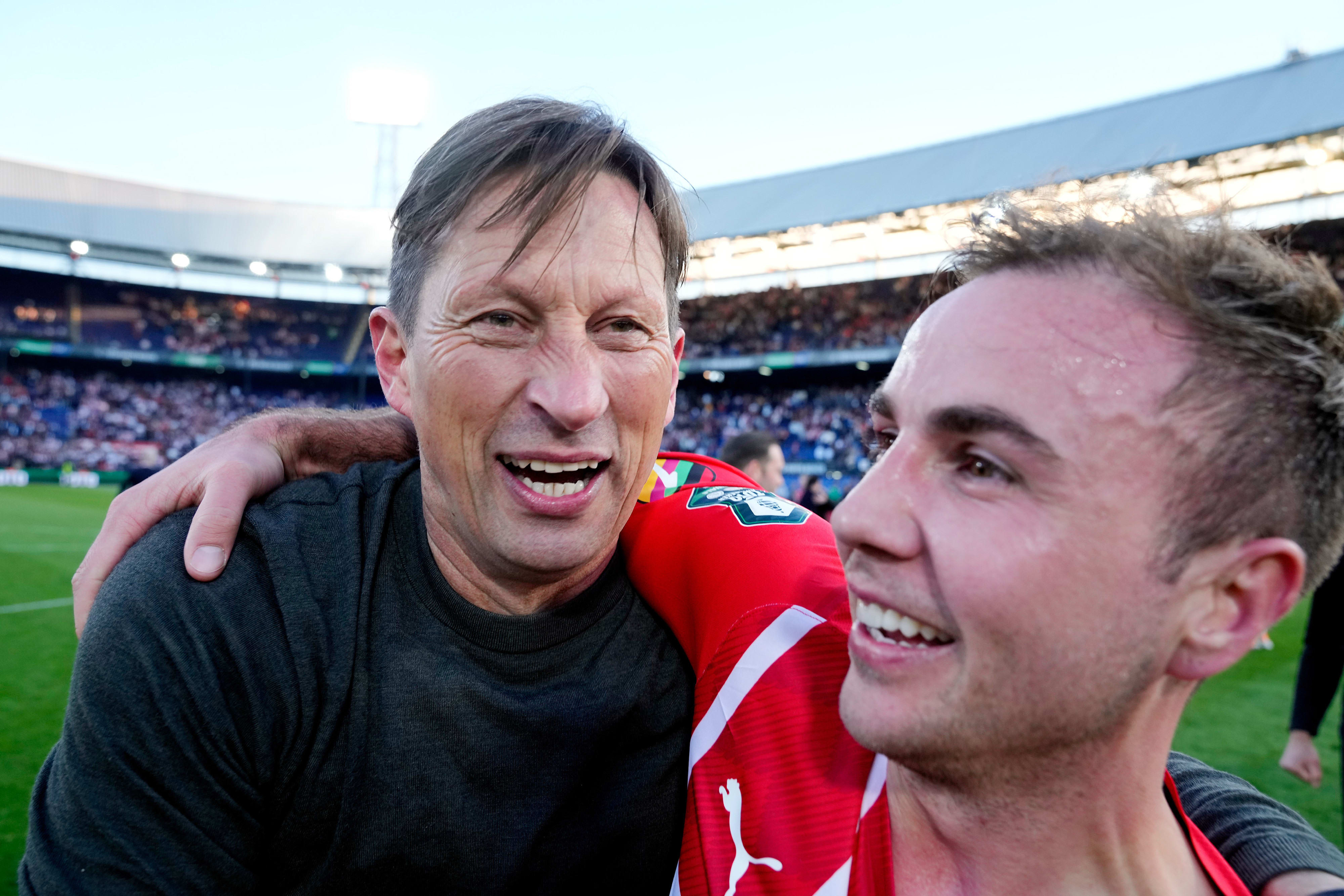 מאמן פ.ס.וו איינדהובן רוג'ר שמידט חוגג זכייה בגביע לצד מריו גצה