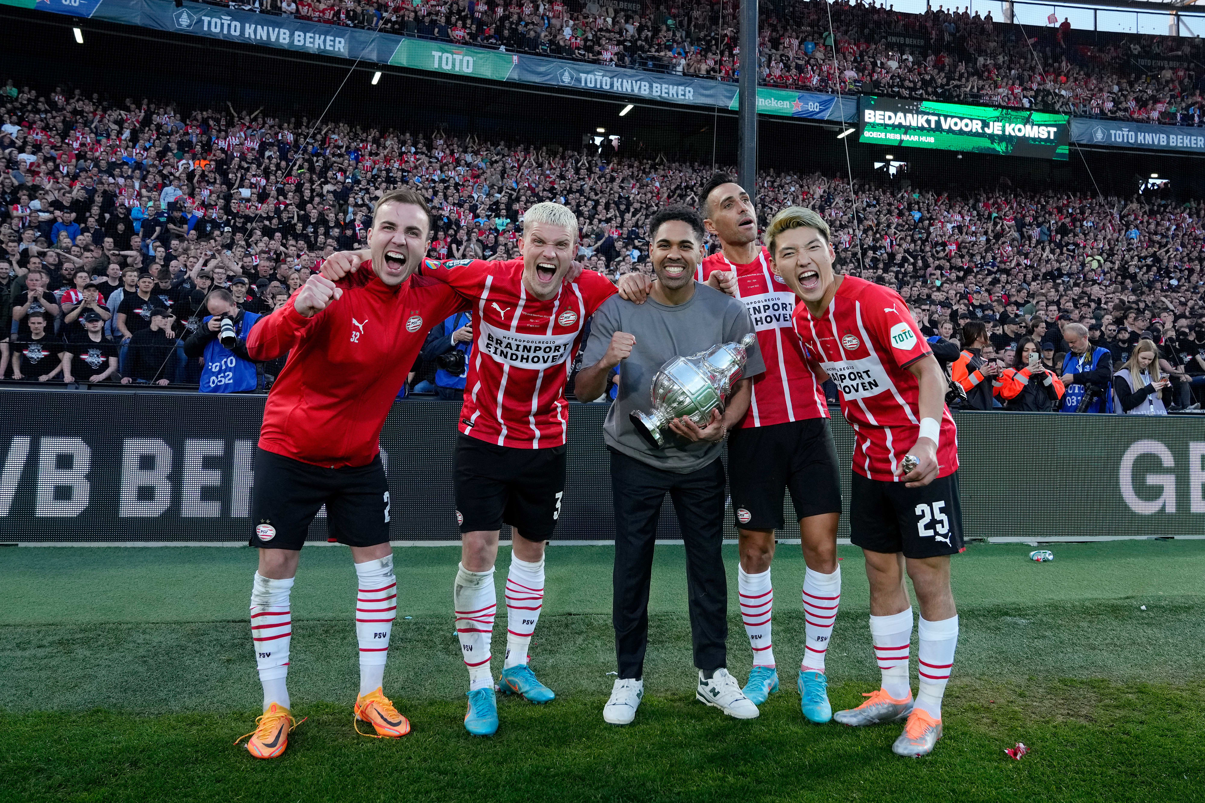 ערן זהבי ושחקני פ.ס.וו איינדהובן לאחר הזכייה בגביע