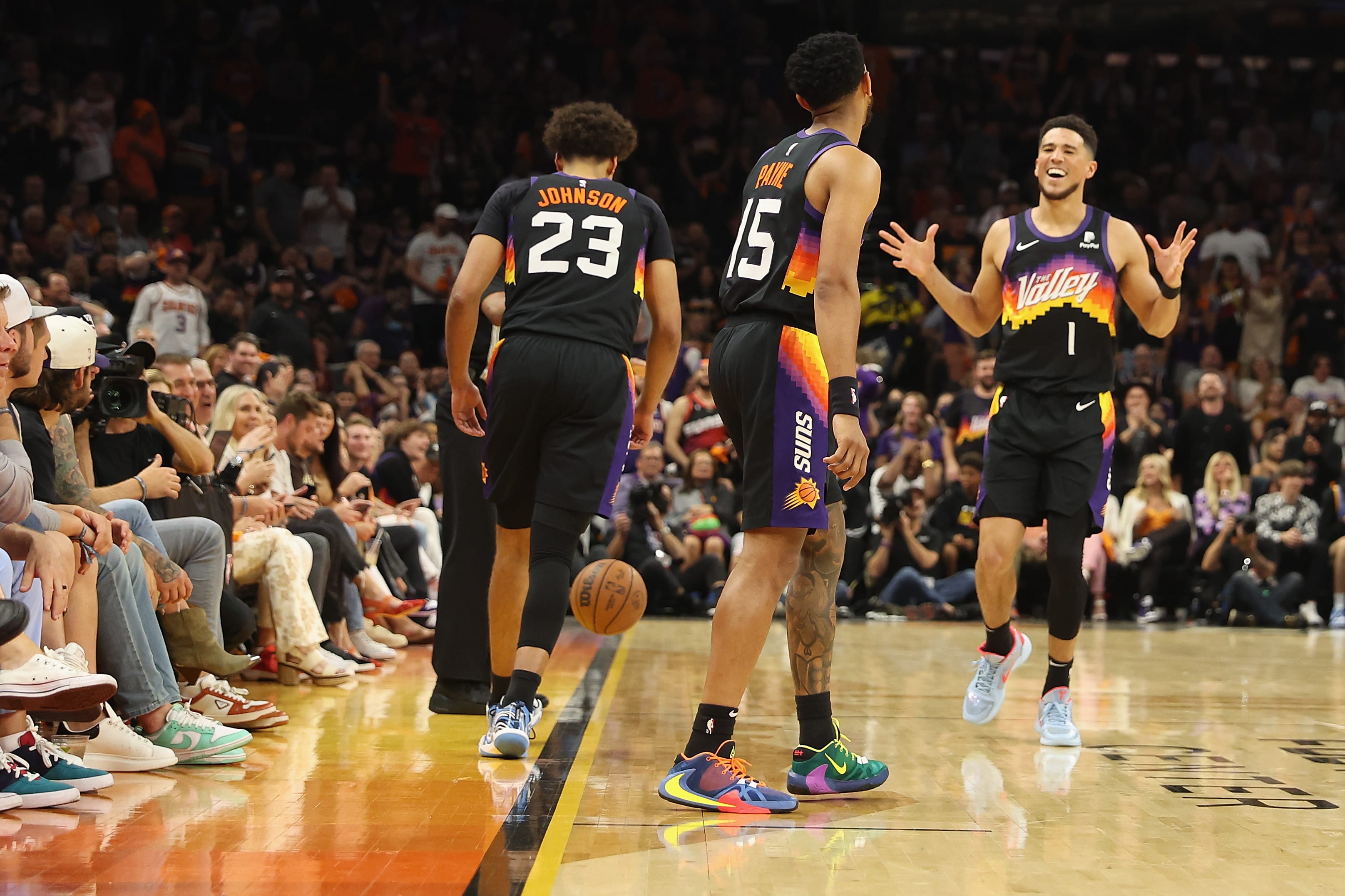 שחקני פיניקס סאנס דווין בוקר, קמרון פיין חוגגים