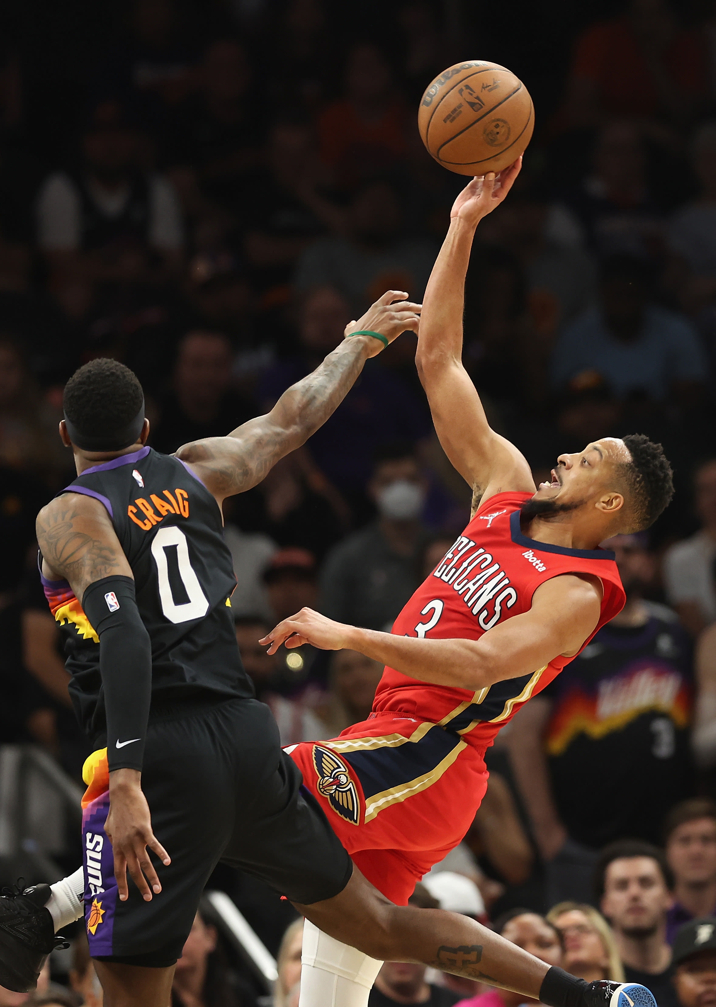 שחקן ניו אורלינס פליקנס סי ג'יי מקולום מול שחקן פיניקס סאנס טורי קרייג