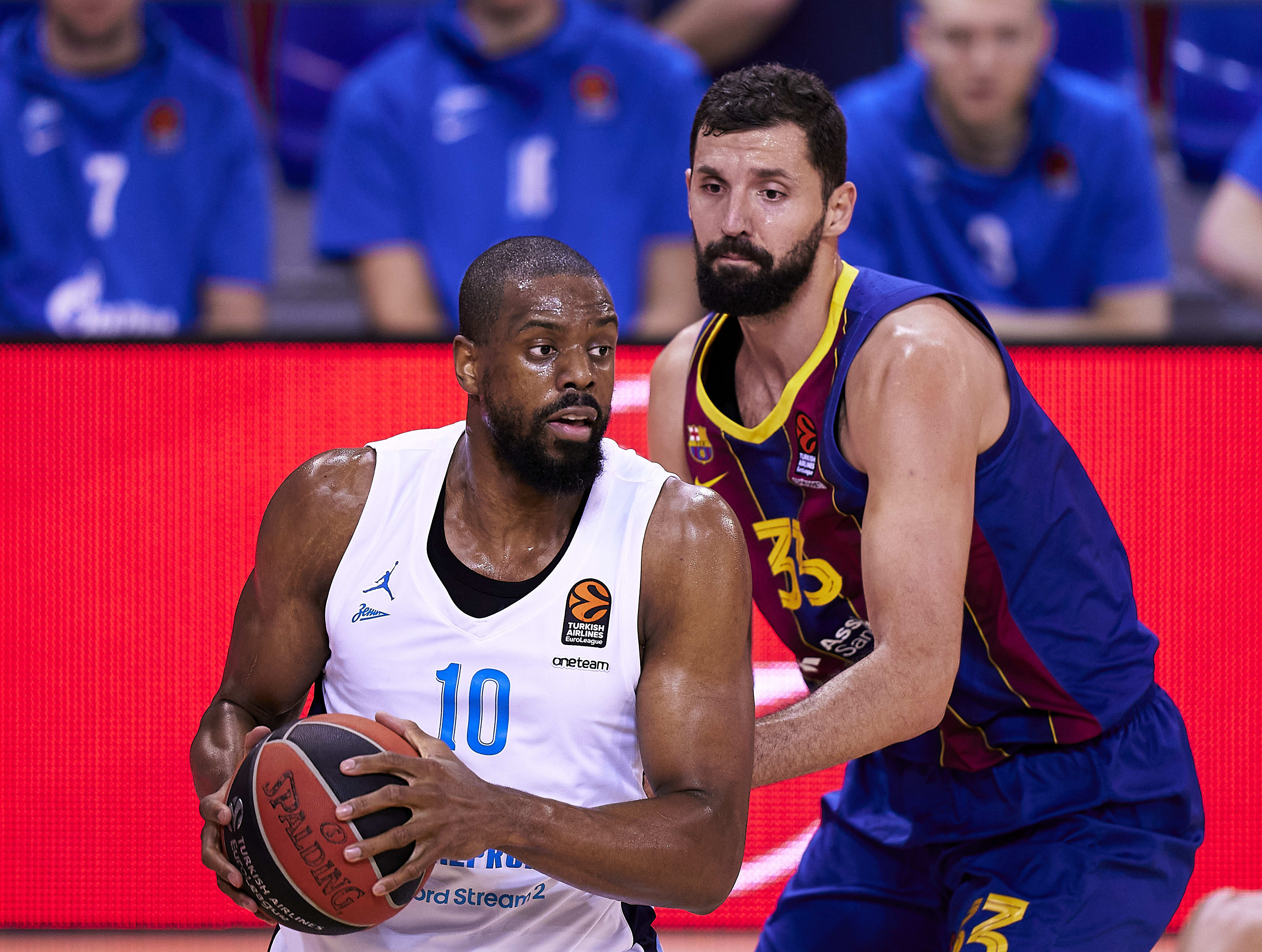 וויל תומאס שחקן זניט סנט פטרסבורג מול ניקולה מירוטיץ' שחקן ברצלונה