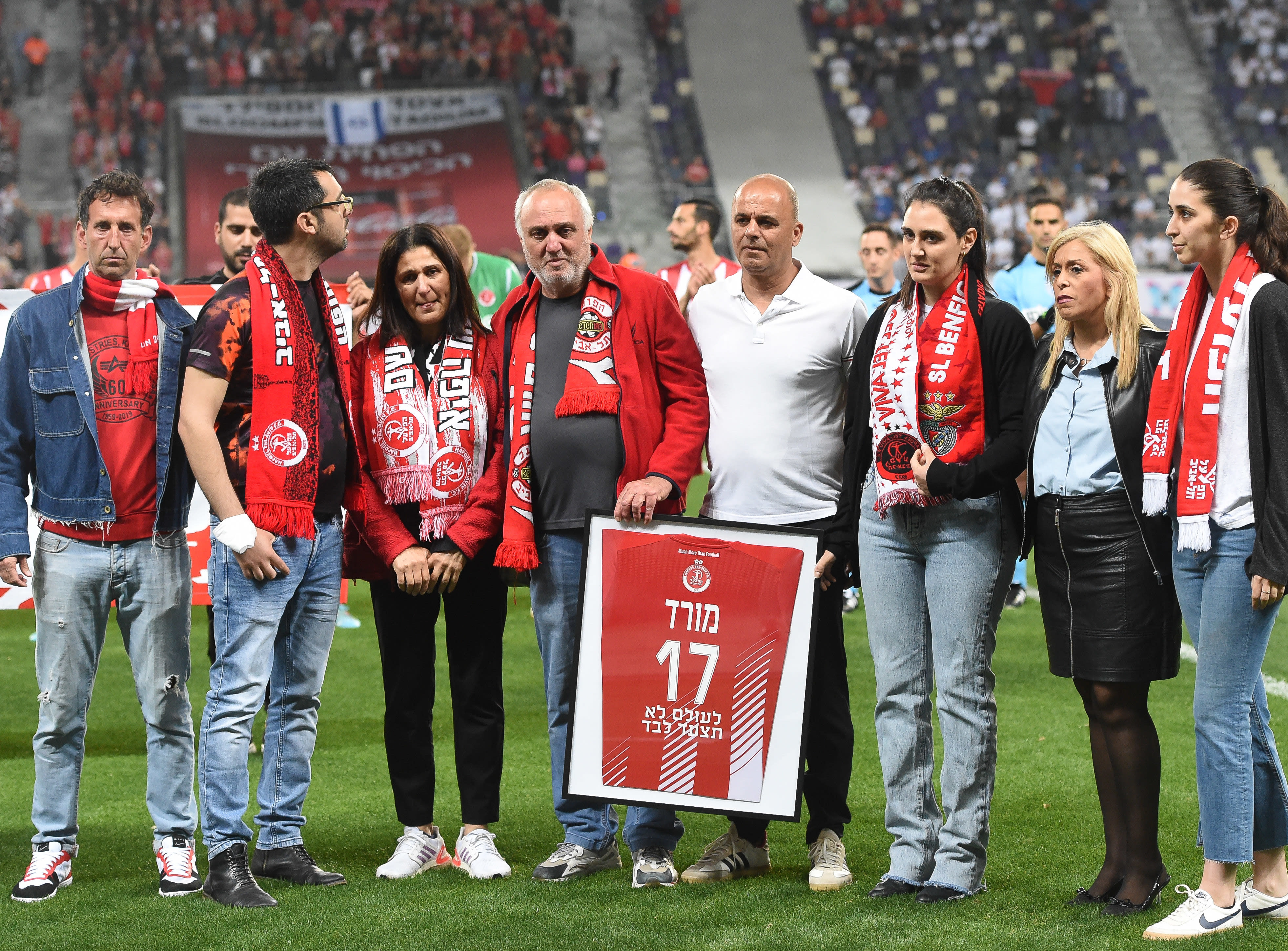 מנכ"לית הפועל תל אביב אודליה פרידמן והבעלים שרון ניסנוב עם משפחתו של תומר מורד ז"ל