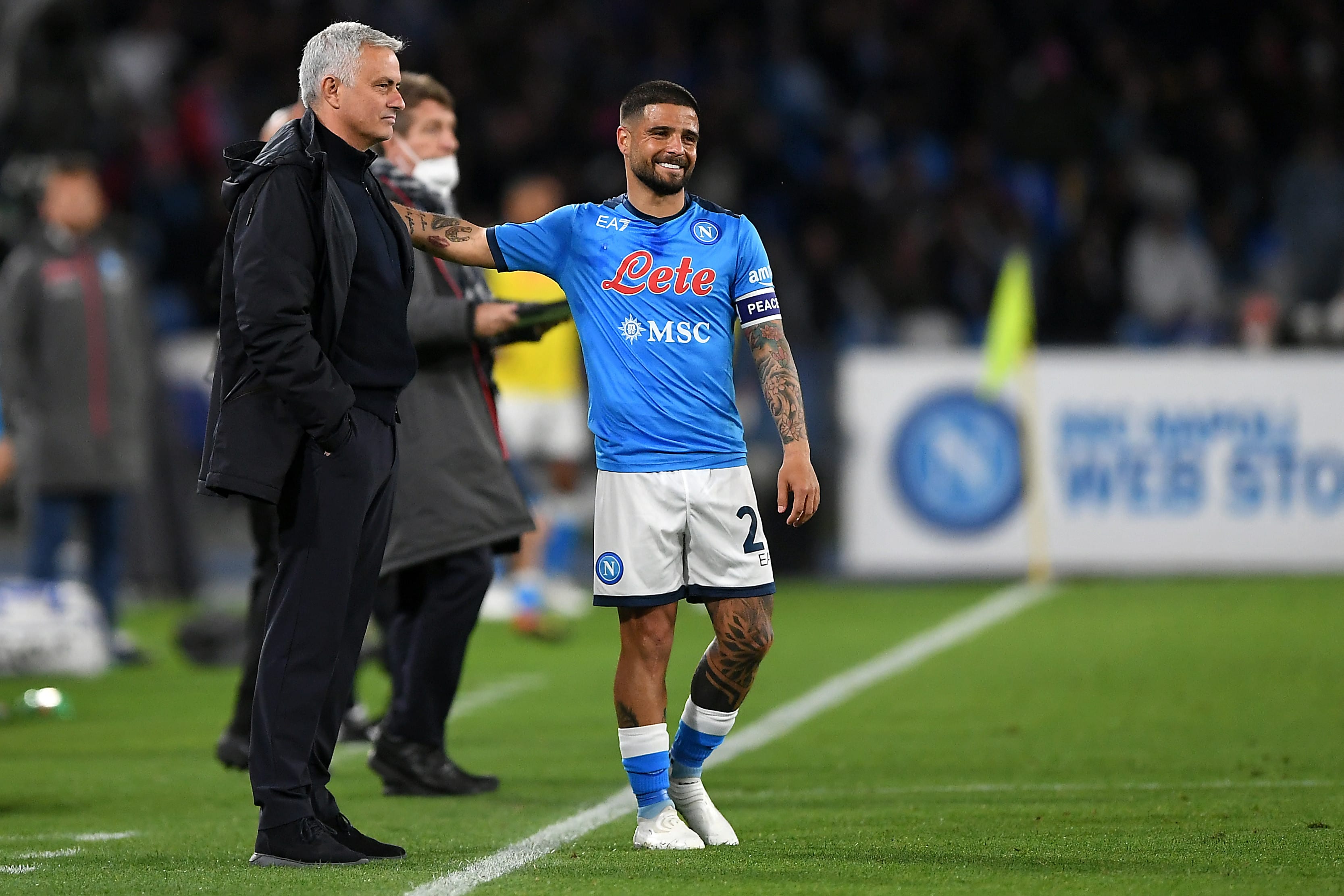 שחקן נאפולי לורנצו אינסינייה עם מאמן רומא ז'וזה מוריניו