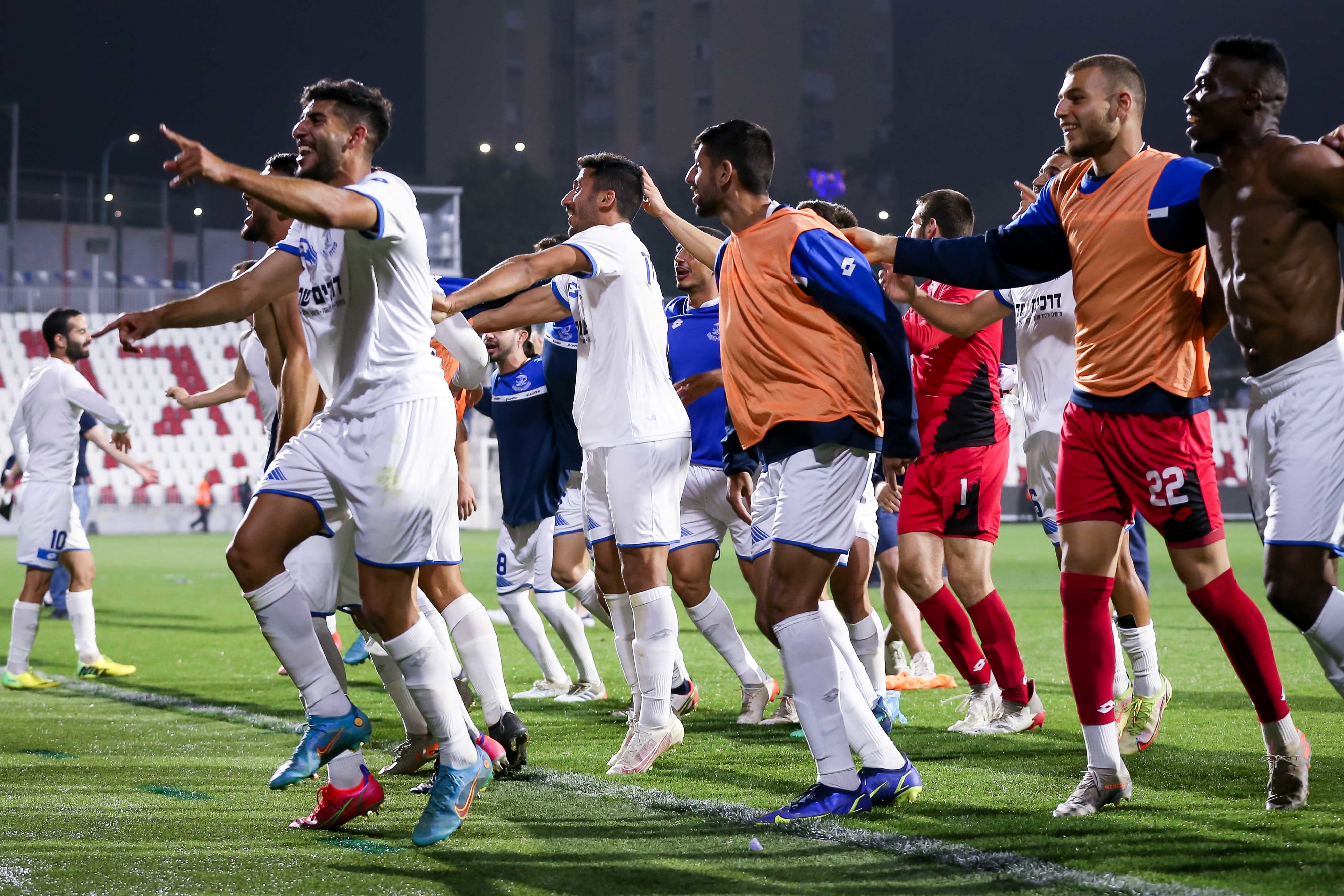 שחקני הפועל פתח תקוה חוגגים