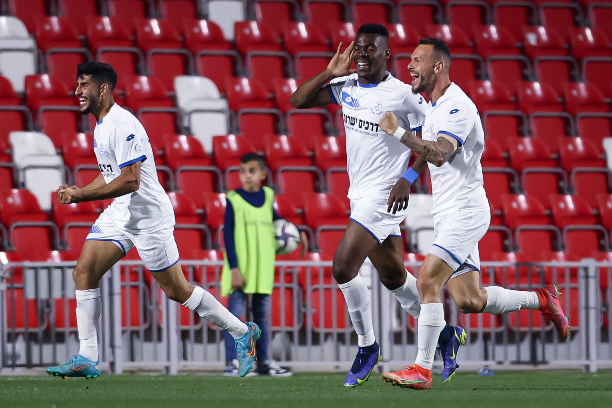 פיטר אונייקאצ'י, שחקן הפועל פתח תקוה חוגג