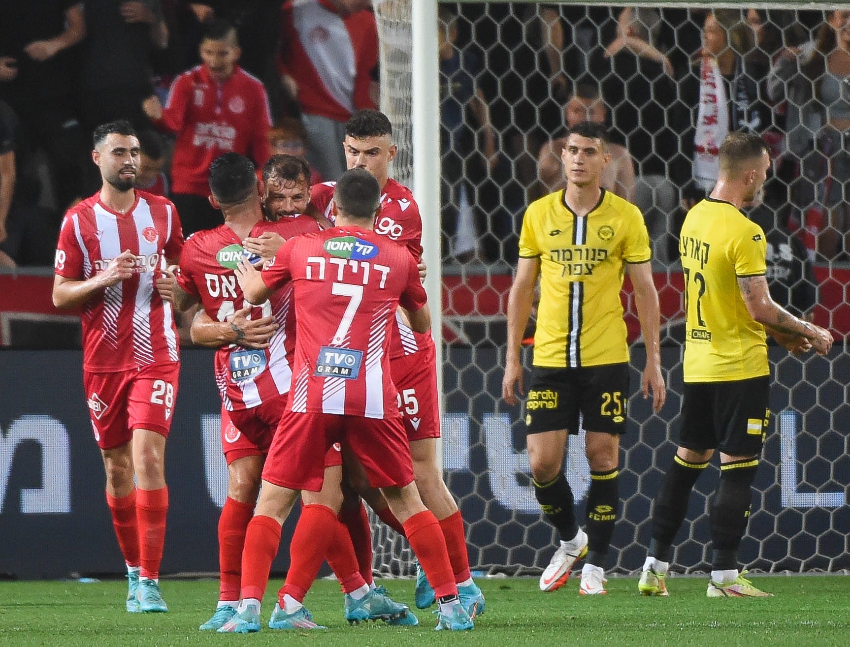 שחקני הפועל תל אביב חוגגים שער של אדי גוטליב