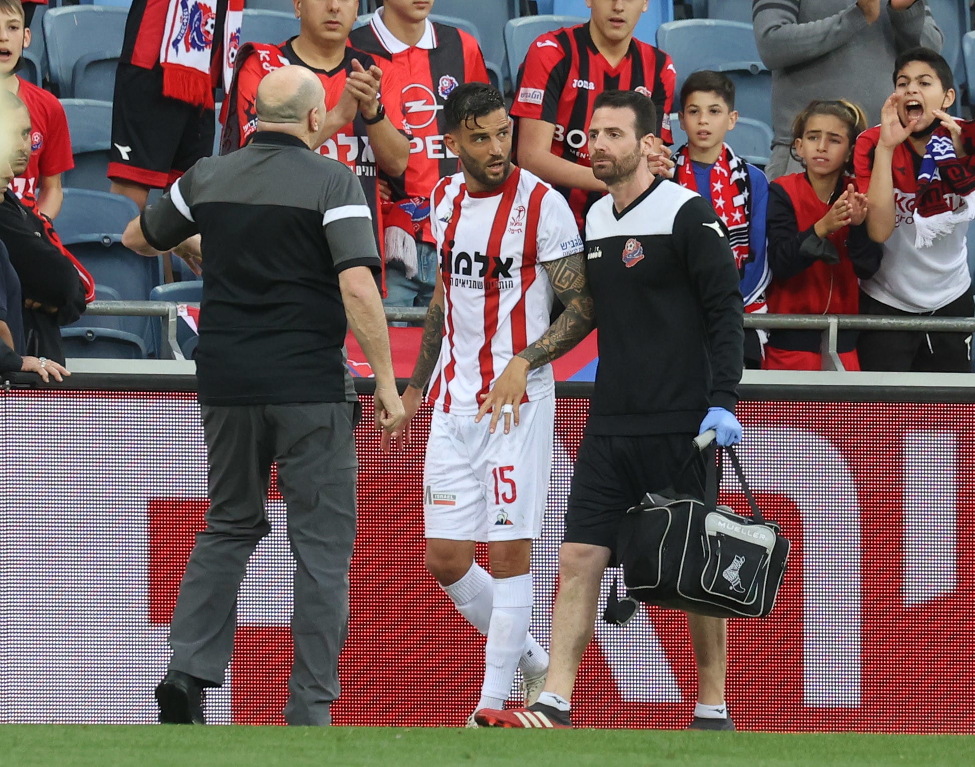 חנן ממן שחקן הפועל חיפה יוצא לאחר שנפצע