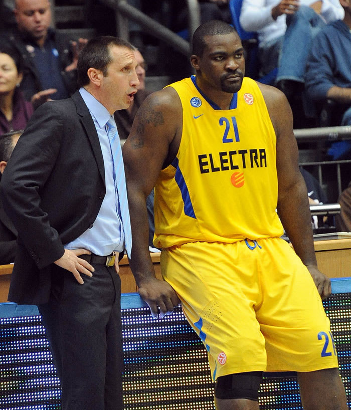 סופוקליס שחורציאניטיס שחקן מכבי תל אביב (ימין) עם מאמן הקבוצה דיוויד בלאט