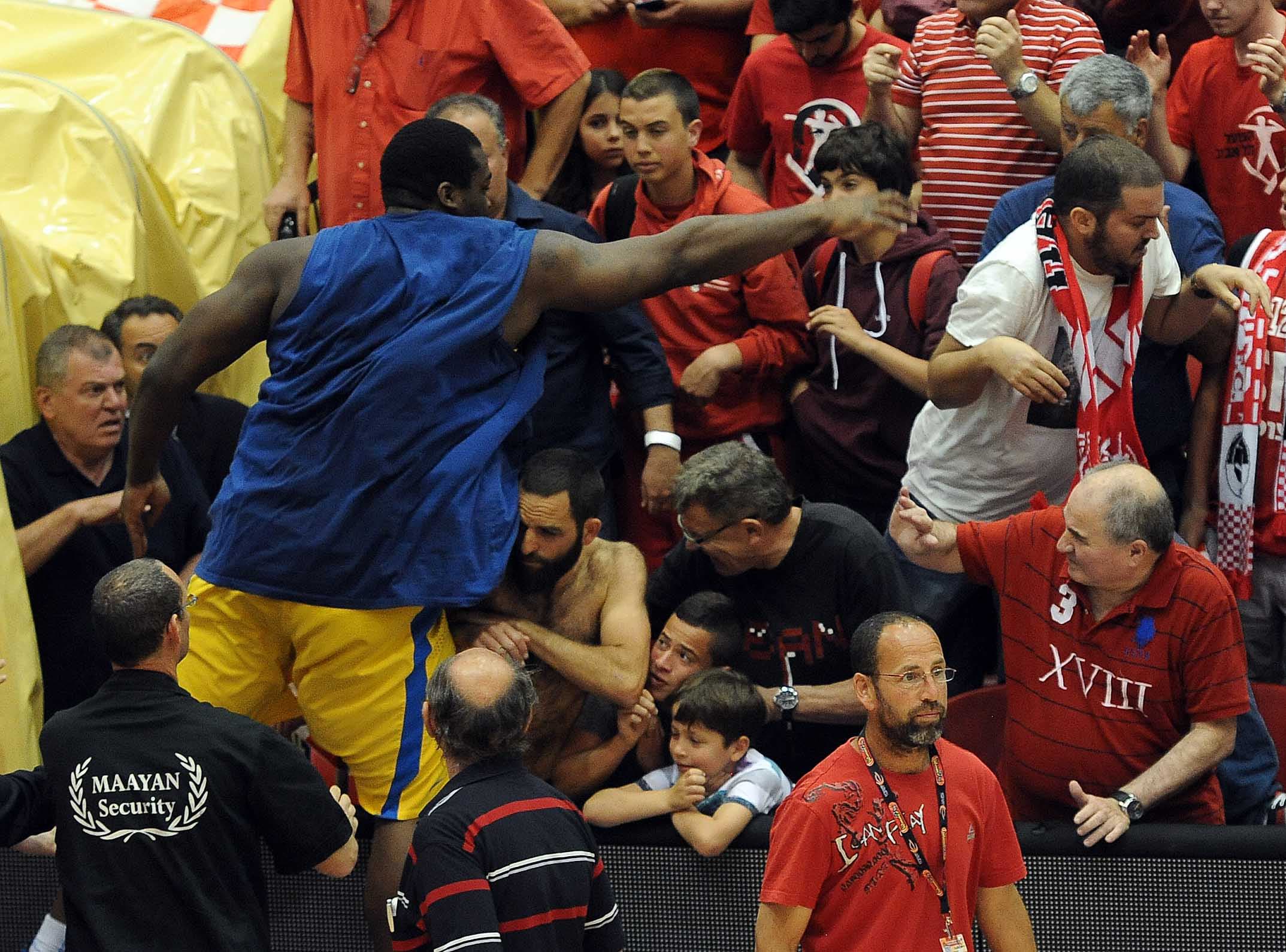 סופוקליס שחורציאניטיס קופץ לתוך יציע אוהדי הפועל תל אביב