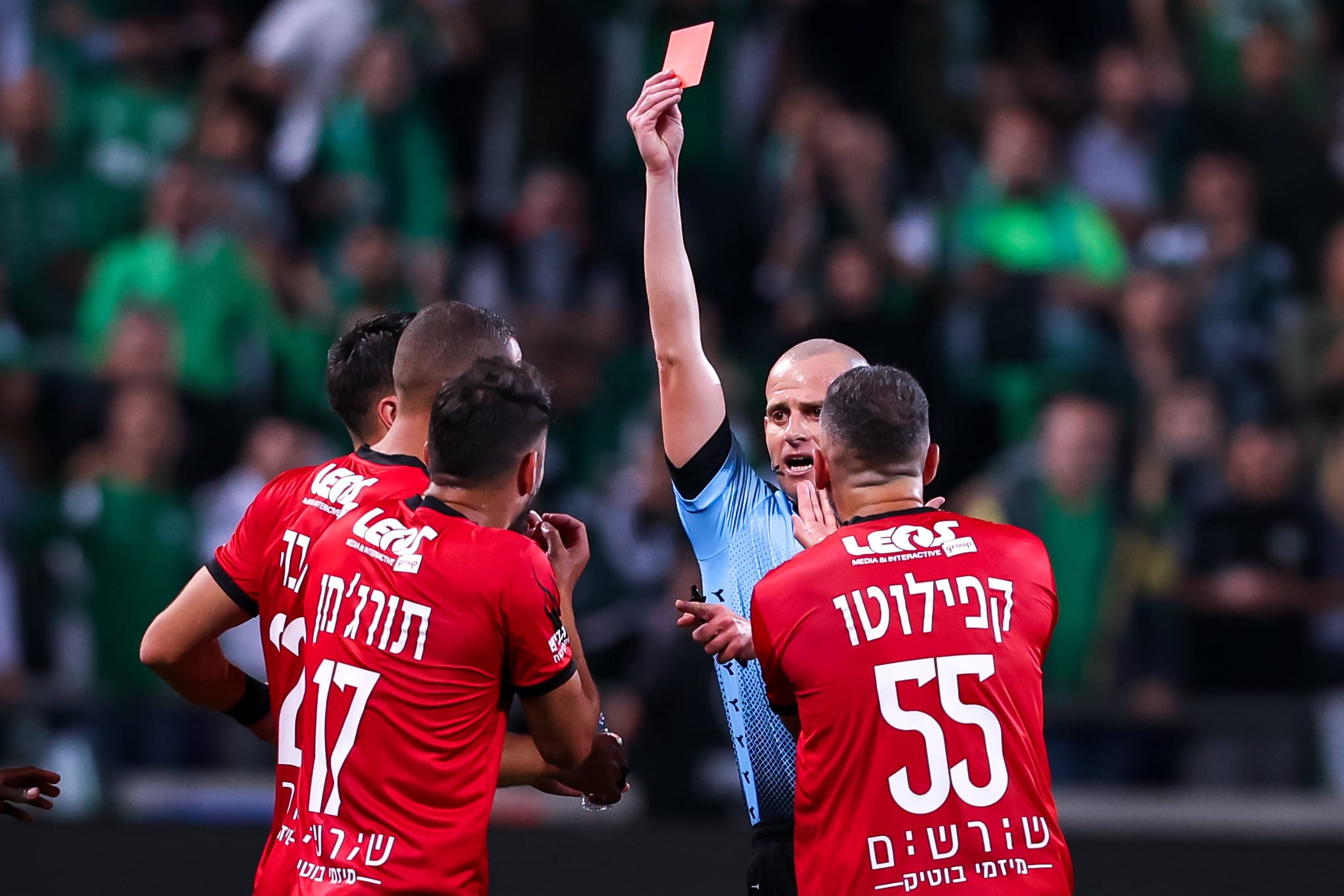 עידן לייבה שופט כדורגל ישראלי שולף כרטיס אדום לחלוץ הפועל חיפה אלון תורג'מן