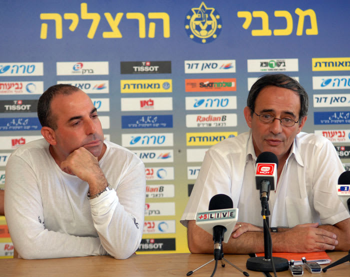 אייל לחמן מאמן מכבי הרצליה עם אריאל שיימן הבעלים