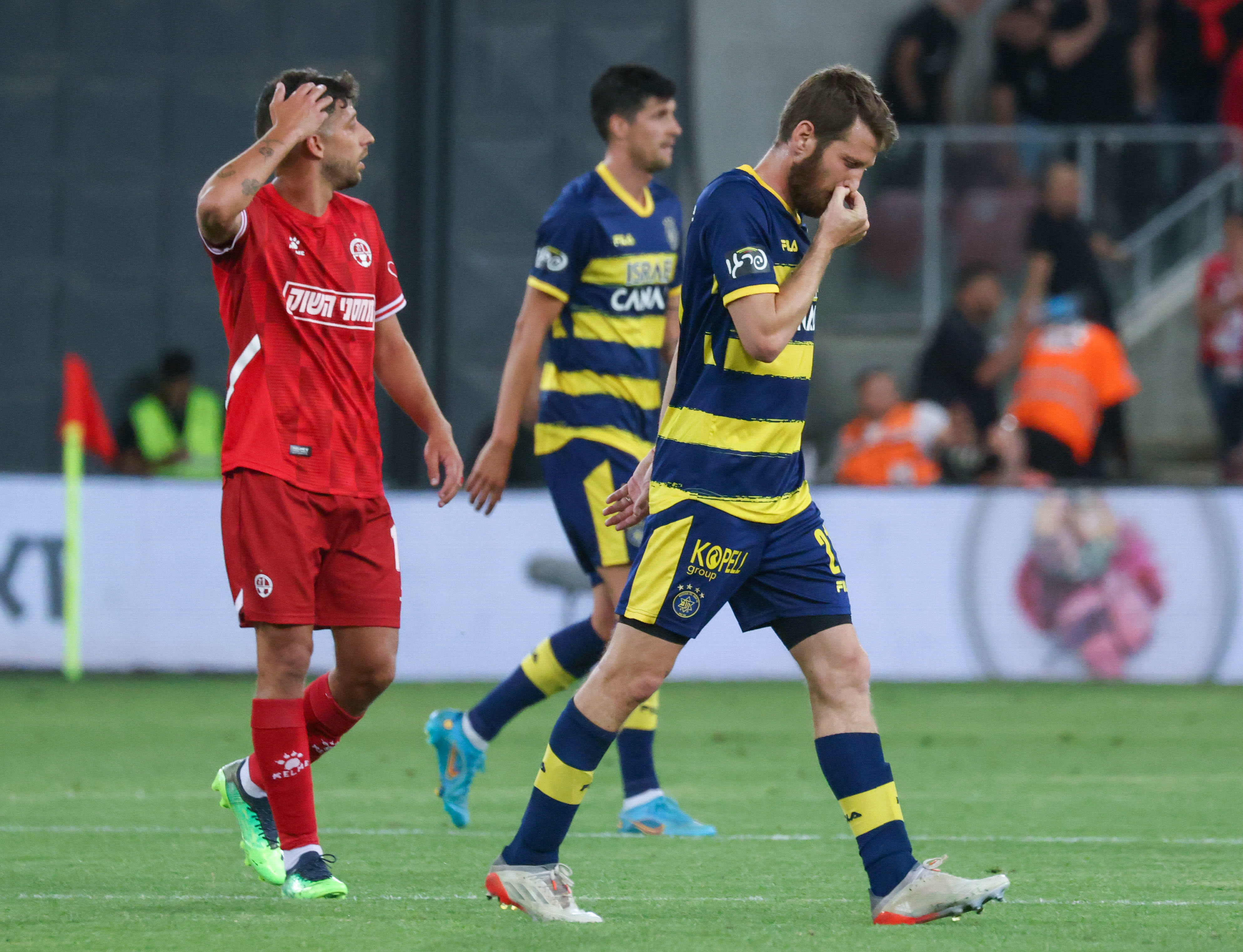 שרן ייני שחקן מכבי תל אביב מאוכזב לפני דור מיכה שחקן הפועל באר שבע