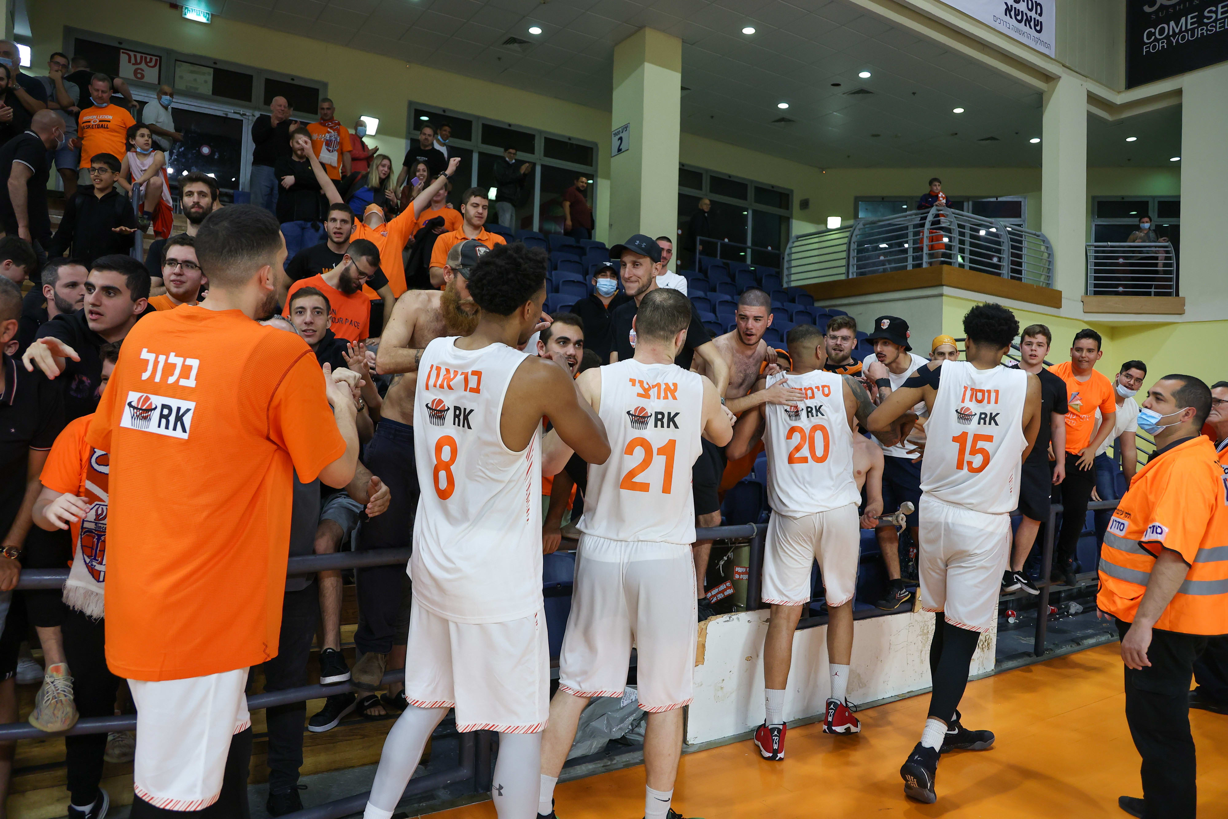 שחקני מכבי ראשון לציון מודים לאוהדים