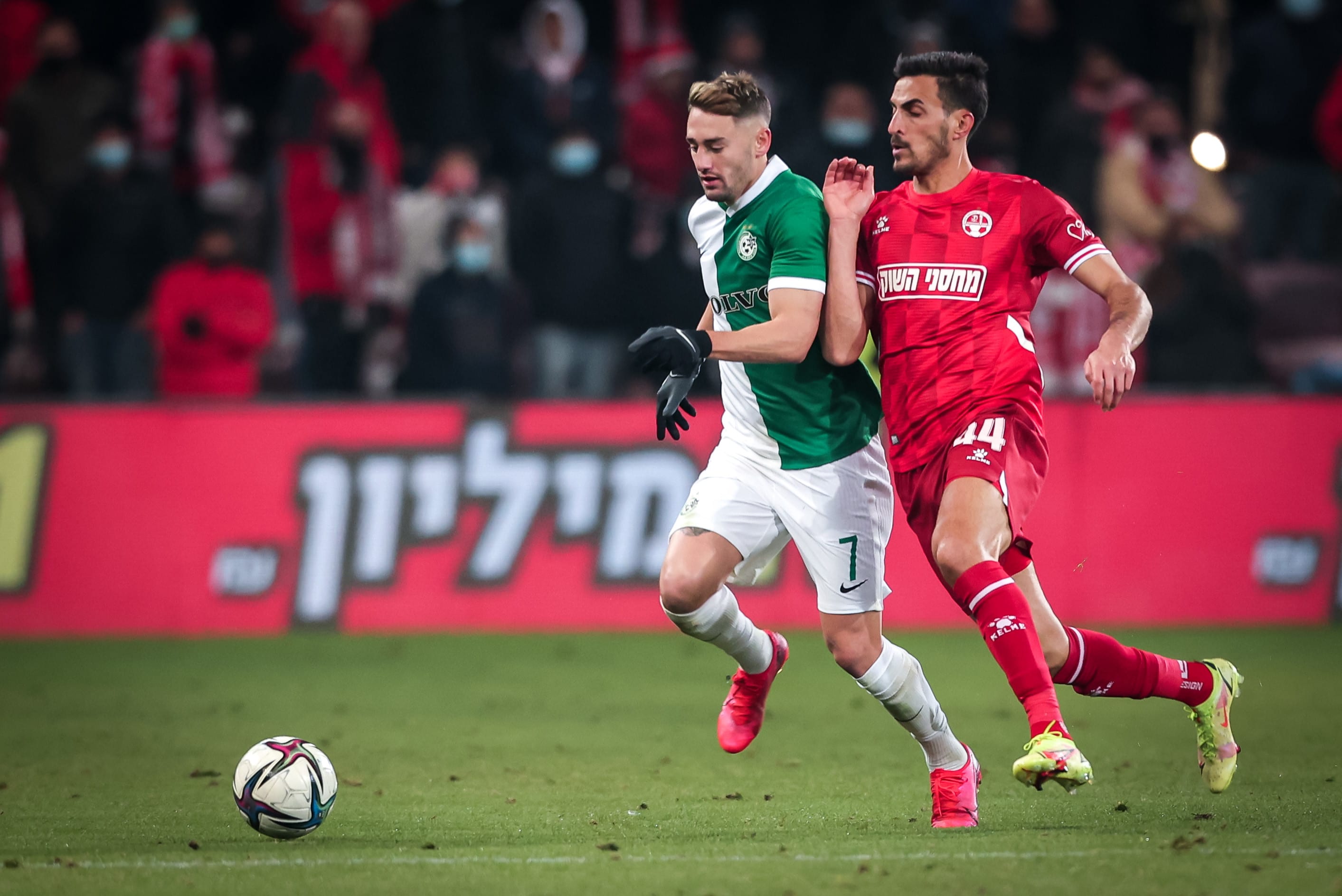 עומר אצילי שחקן מכבי חיפה מול חאתם עבד אלחמיד שחקן הפועל באר שבע