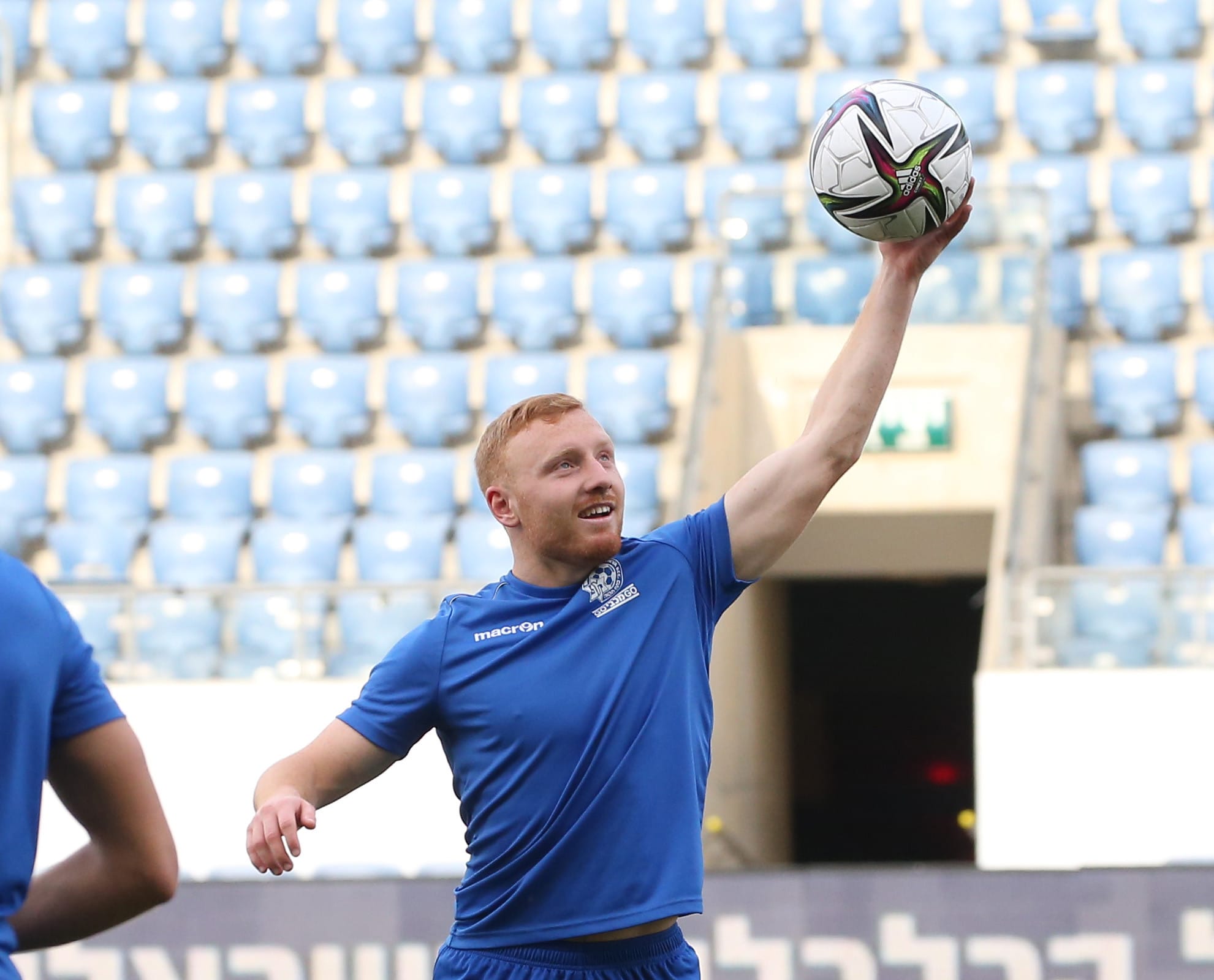 עידו שחר שחקן מכבי פתח תקוה בחימום