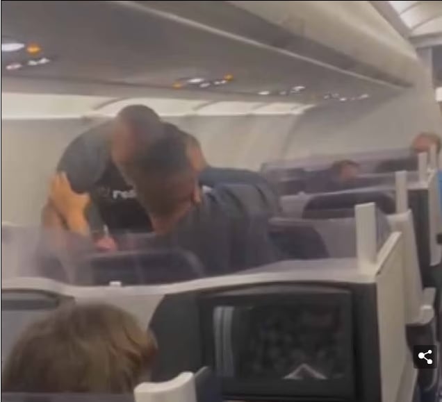 מייק טייסון מכה אדם בטיסה