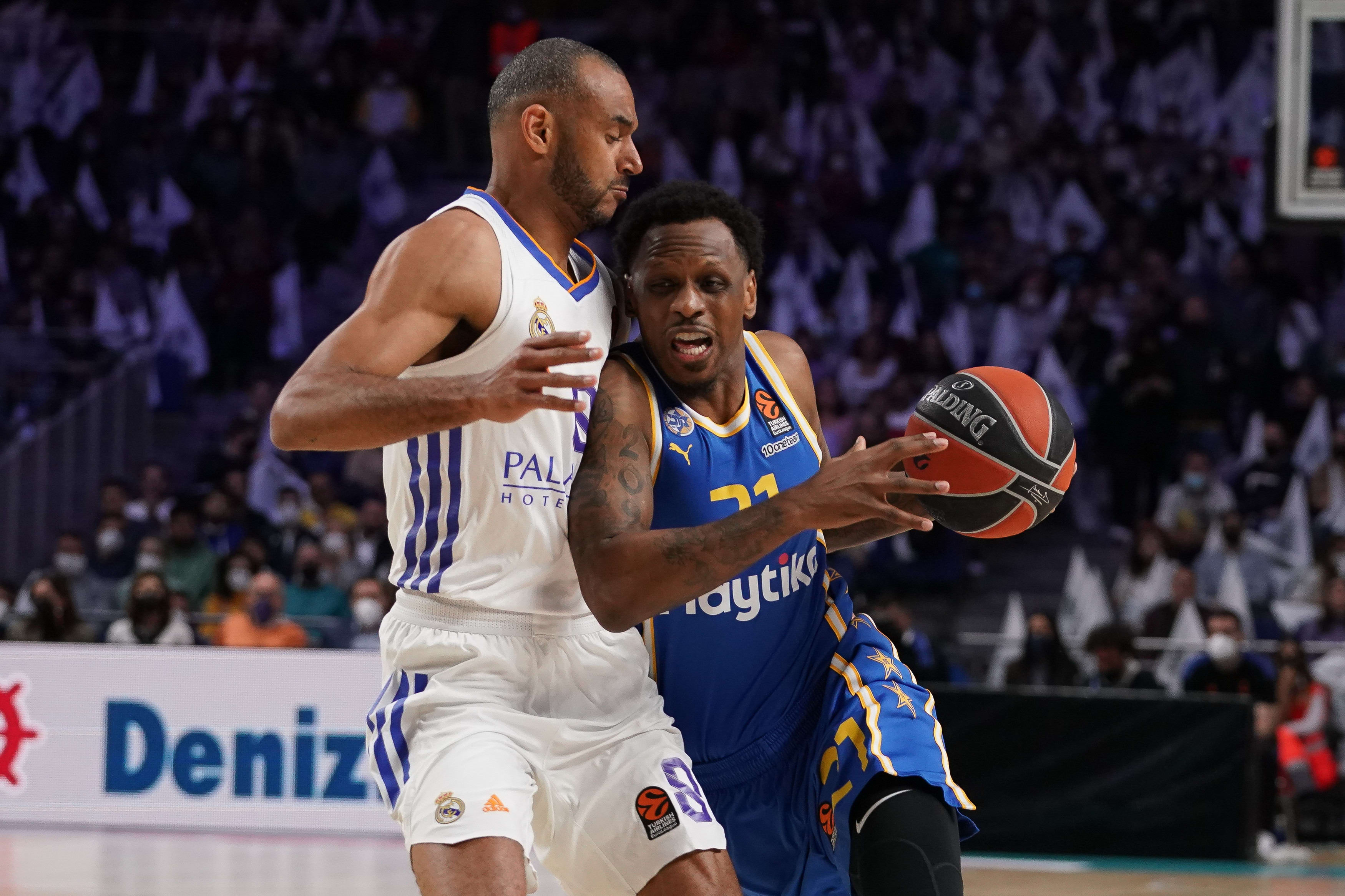 ג'יימס נאנלי שחקן מכבי תל אביב מול אדם האנגה שחקן ריאל מדריד