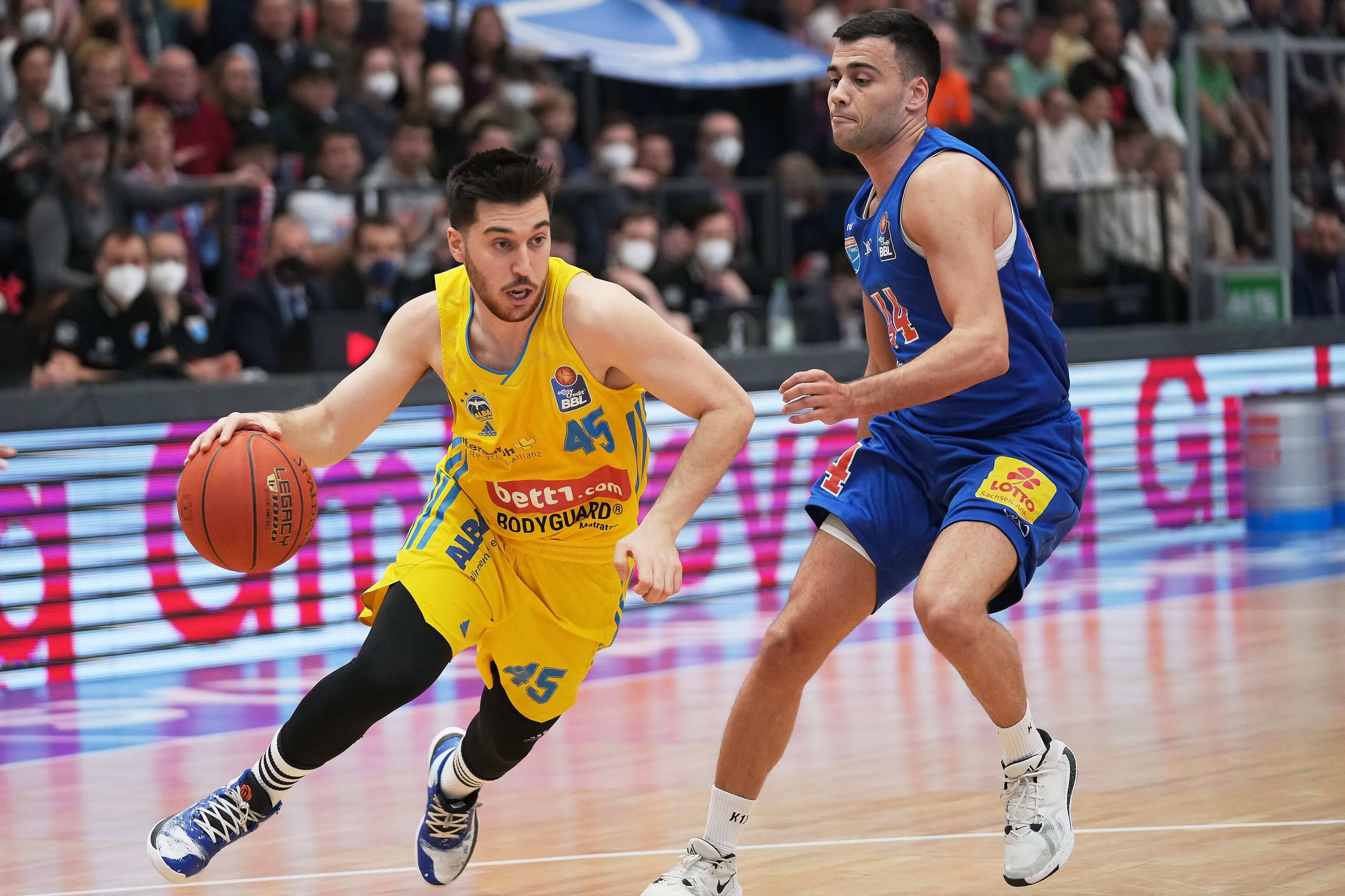 תמיר בלאט שחקן אלבה ברלין מול ניקולה רביץ' שחקן מיטלדויטשר